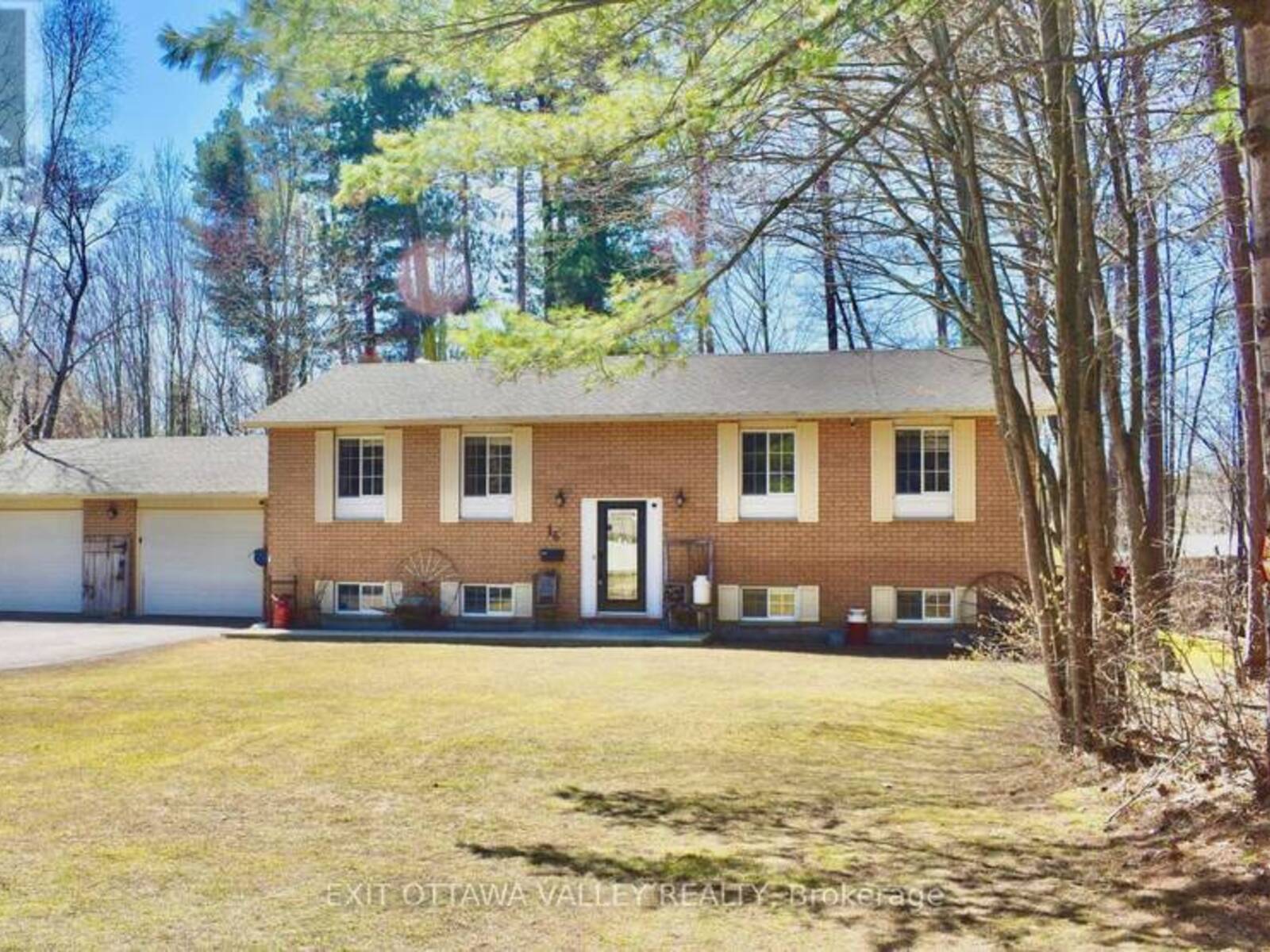 16 HERITAGE DRIVE, Petawawa, Ontario K8H 3J3