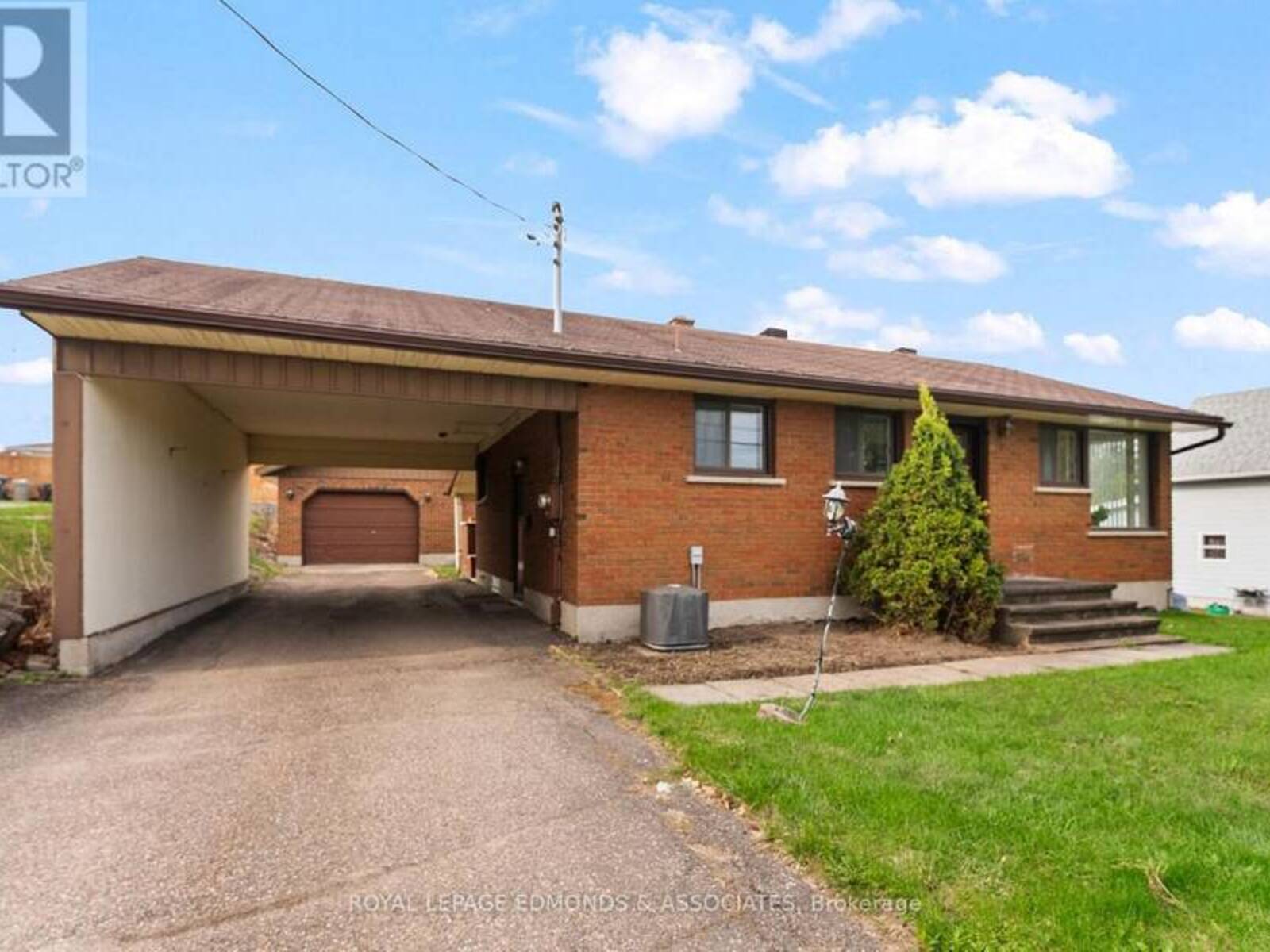 90 DEACON STREET, Pembroke, Ontario K8A 2J4
