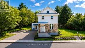 190 QUEEN STREET | Killaloe, Hagarty and Richards Ontario | Slide Image Ten