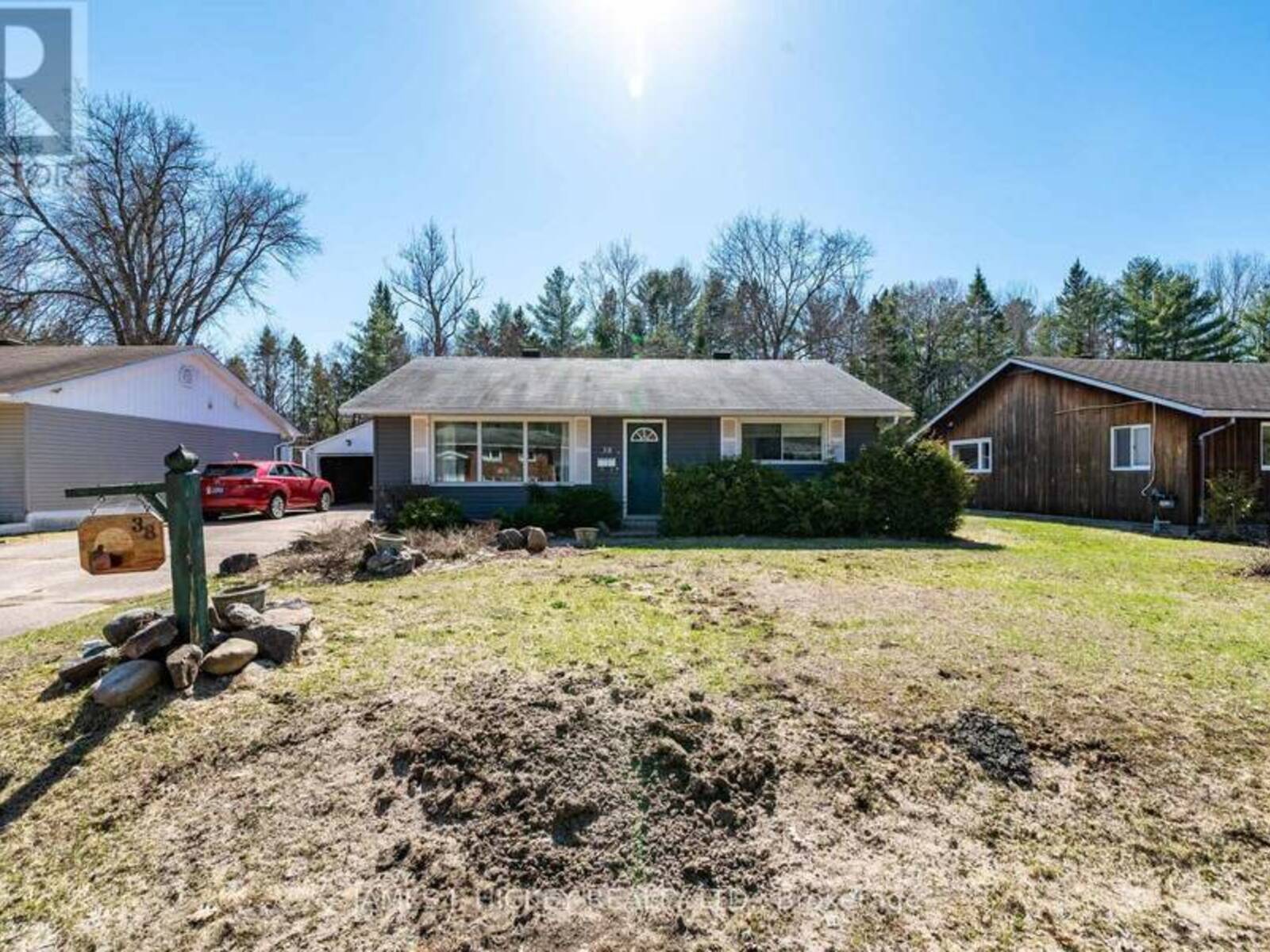 38 BEACH AVENUE, Deep River, Ontario K0J 1P0
