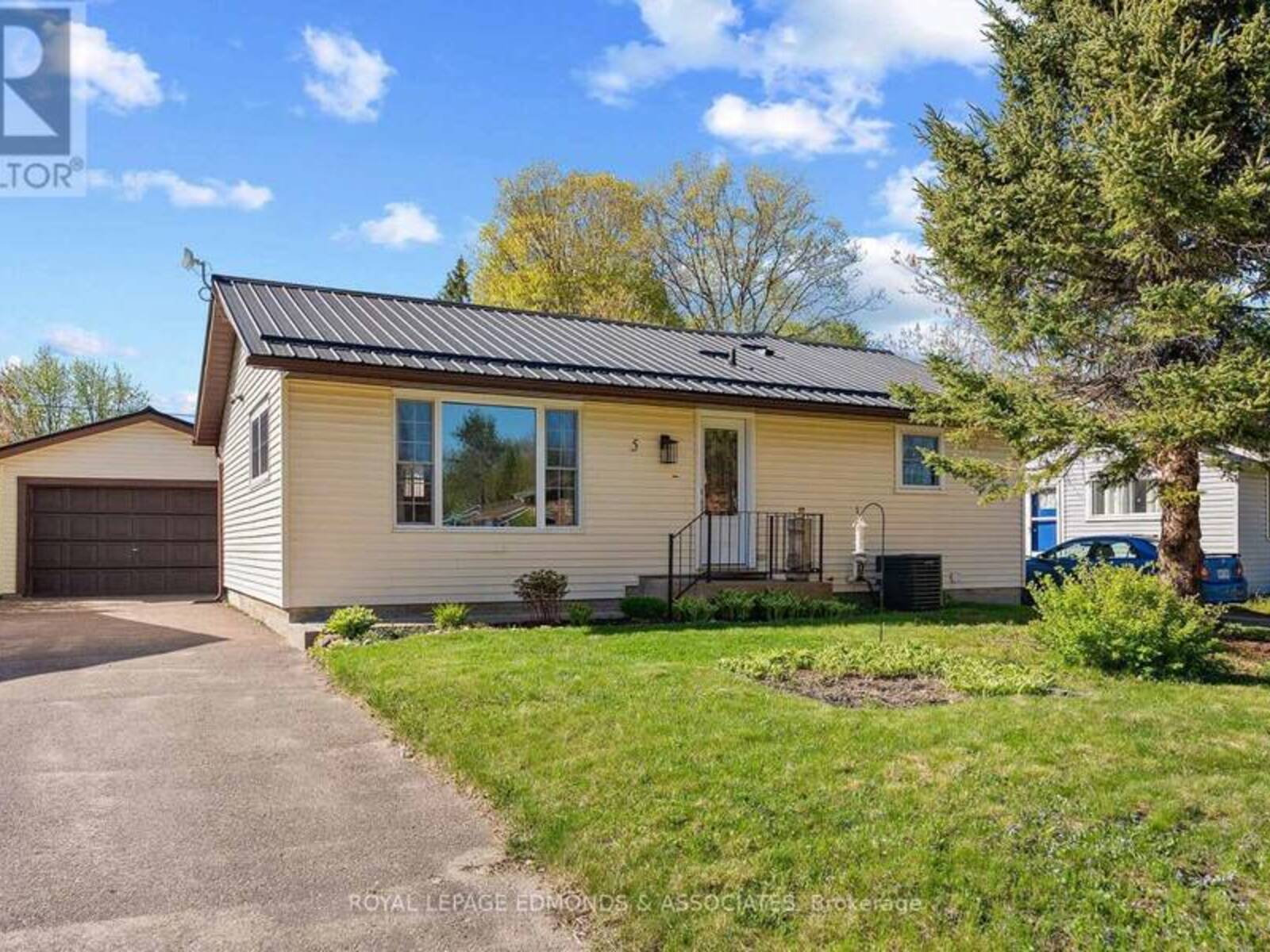5 LASALLE DRIVE, Deep River, Ontario K0J 1P0