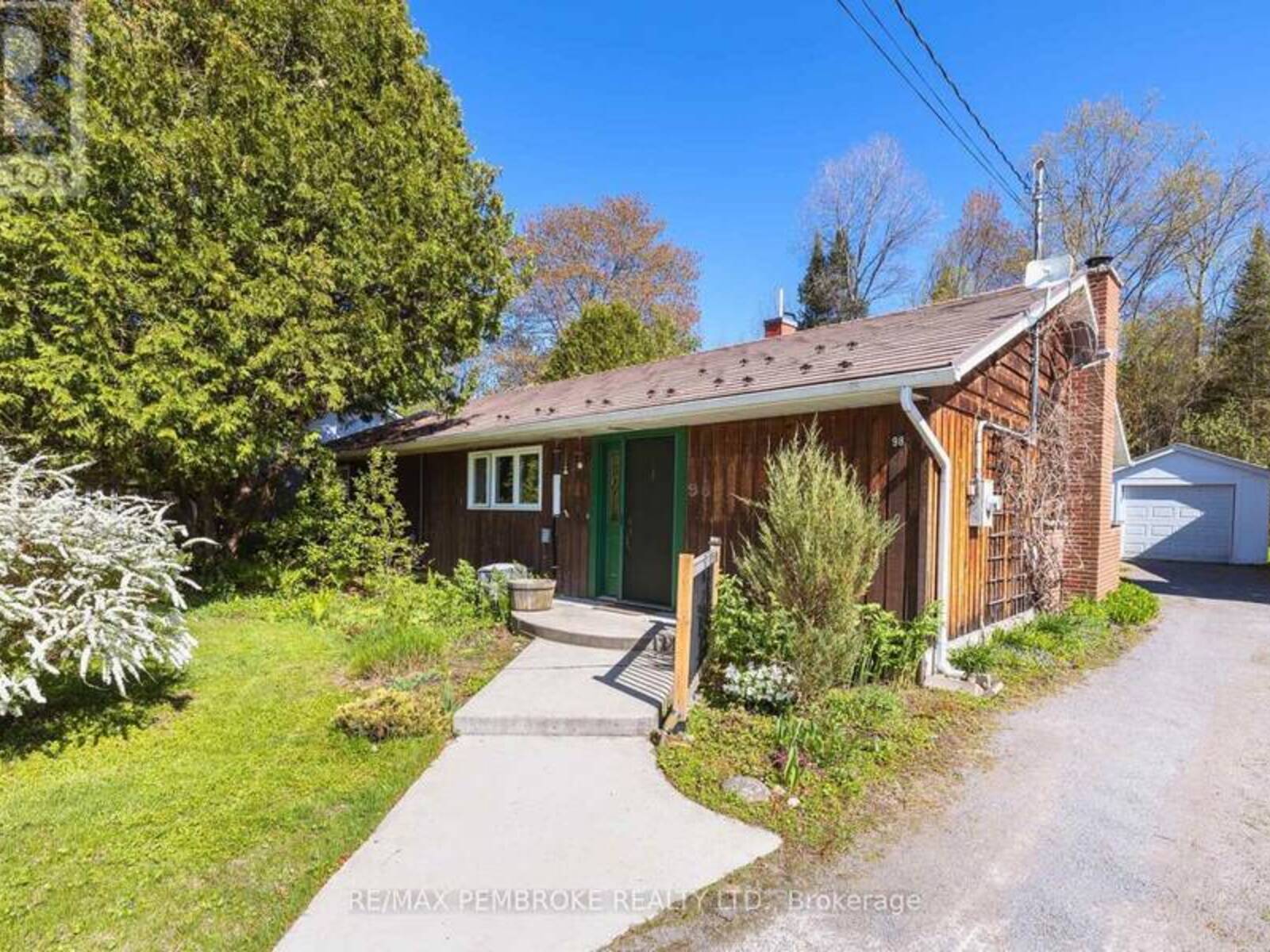 98 GLENDALE AVENUE, Deep River, Ontario K0J 1P0