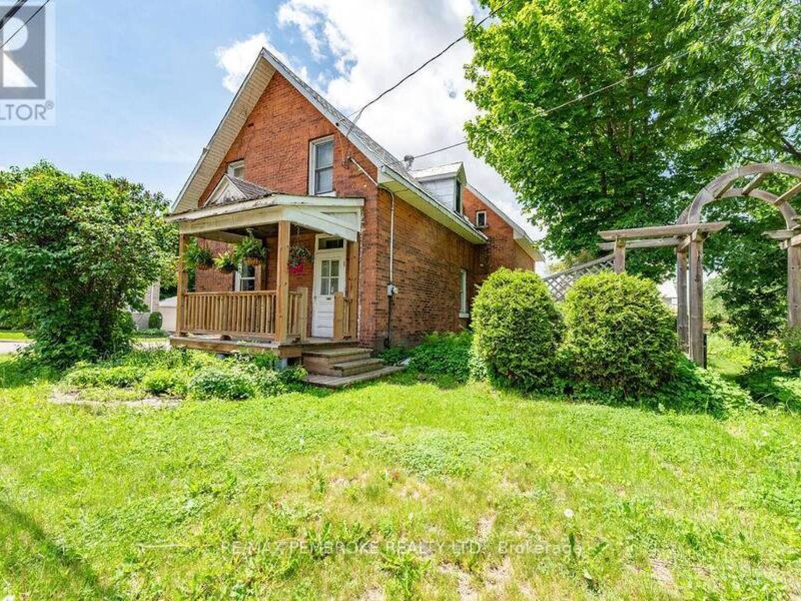 558 MACKAY STREET, Pembroke, Ontario K8A 1E6