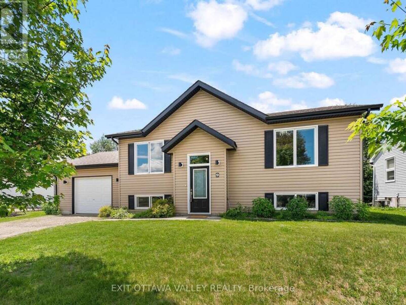 9 MINTO STREET, Whitewater Region, Ontario K0J 1C0