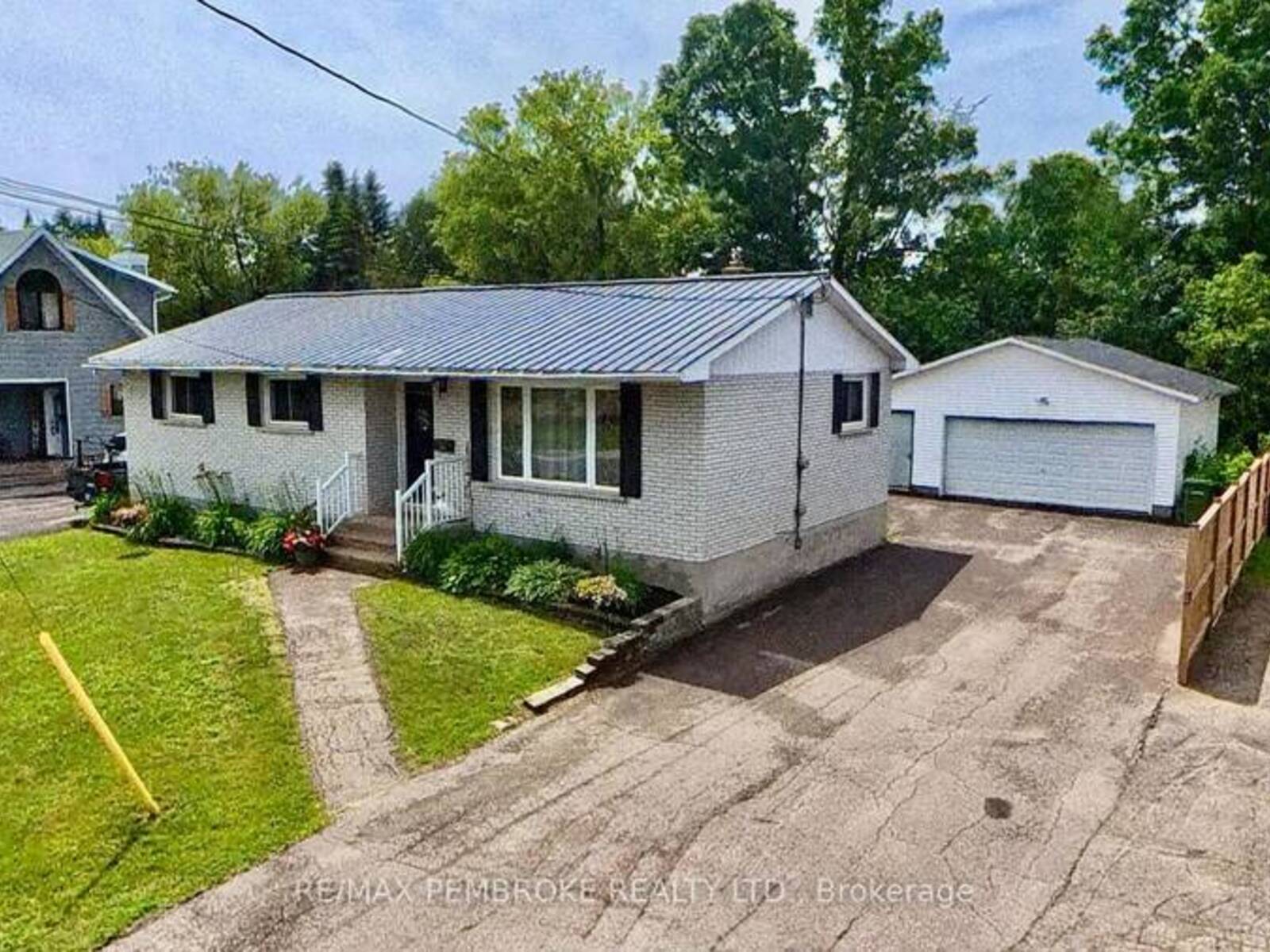 23 DORAN ROAD, Petawawa, Ontario K8H 1P8
