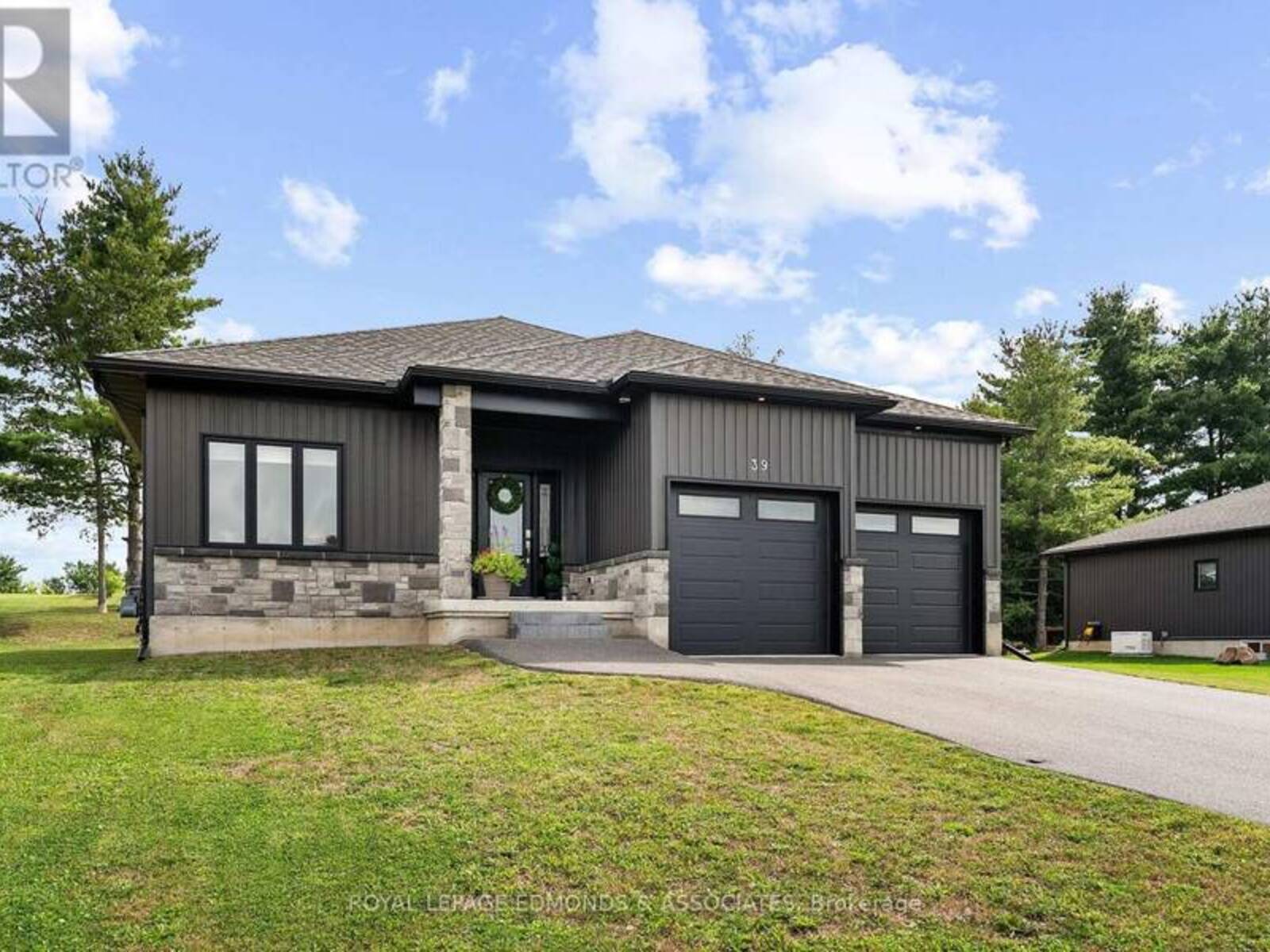39 MORRISON DRIVE, Cobden, Ontario K0J 1K0