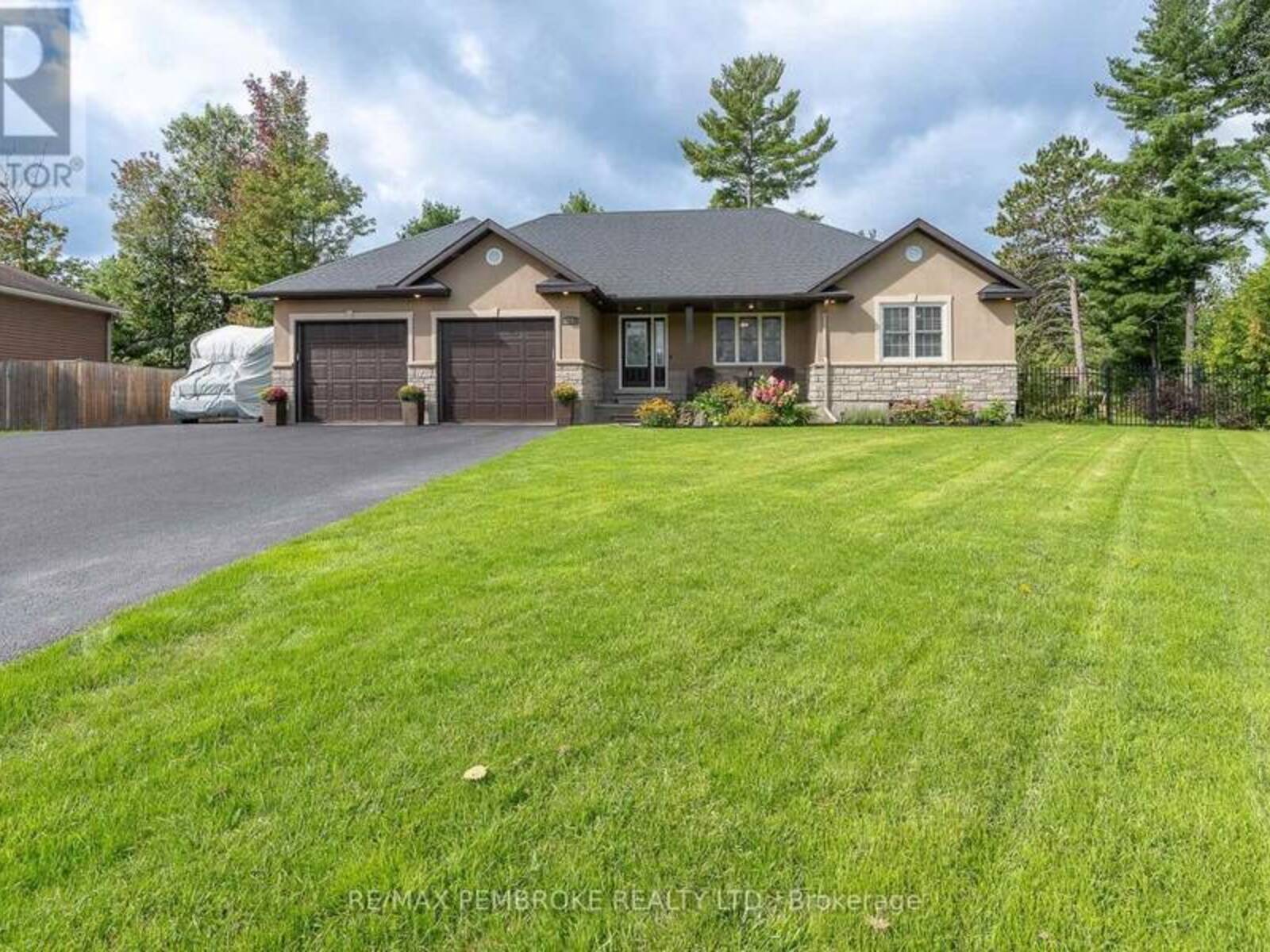 221 ORIOLE CRESCENT, Petawawa, Ontario K8H 0A7