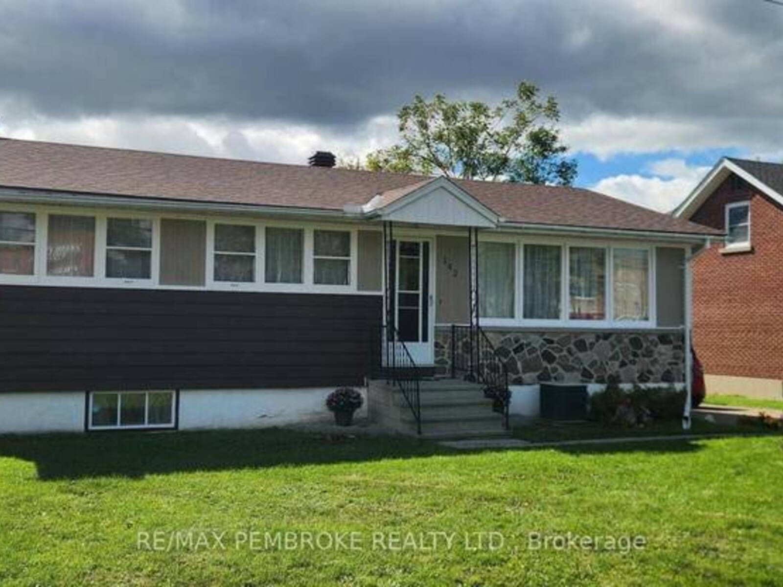 142 DEACON STREET, Pembroke, Ontario K8A 2J4