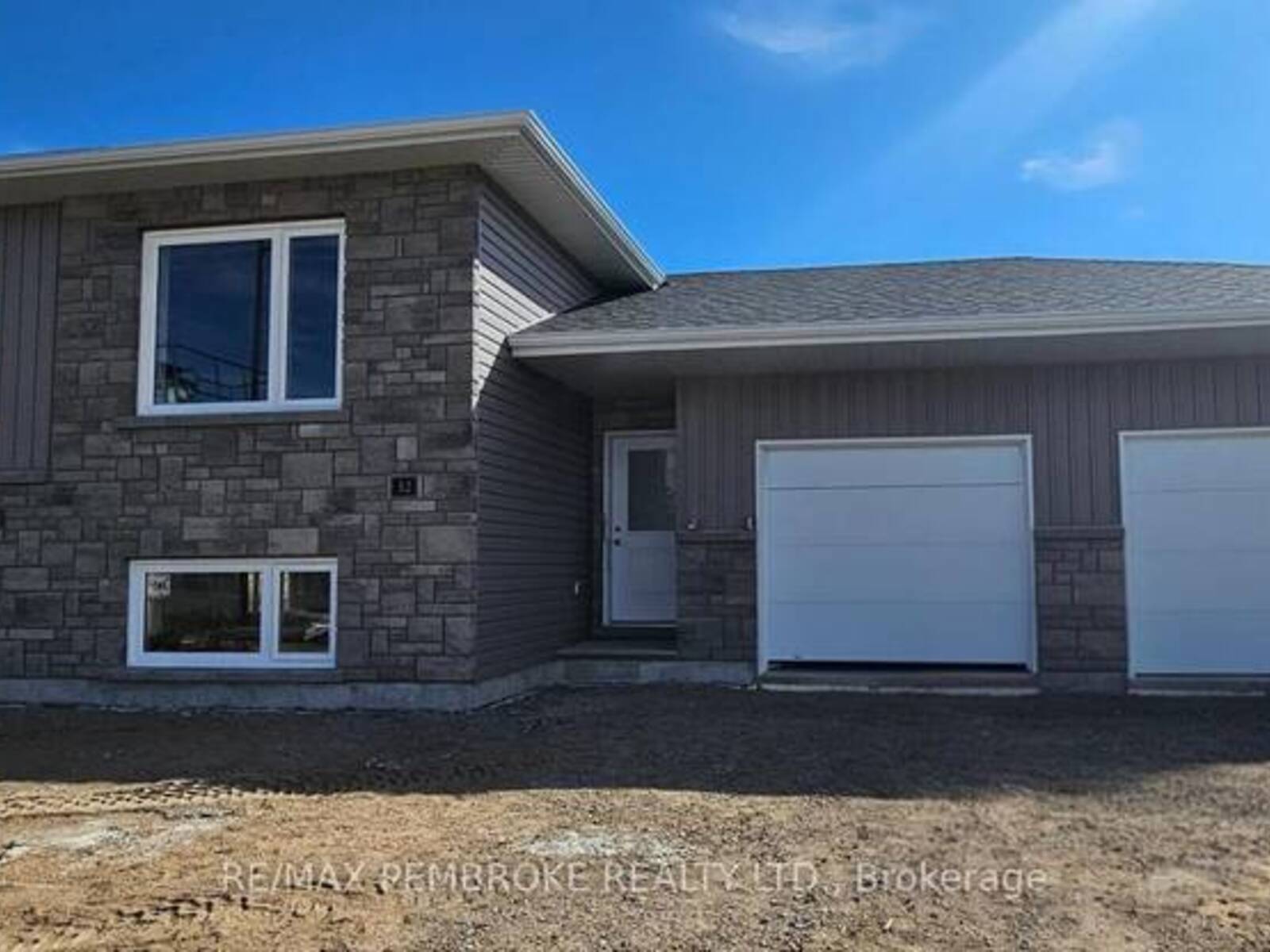 18 JADE AVENUE, Petawawa, Ontario K8H 0E5