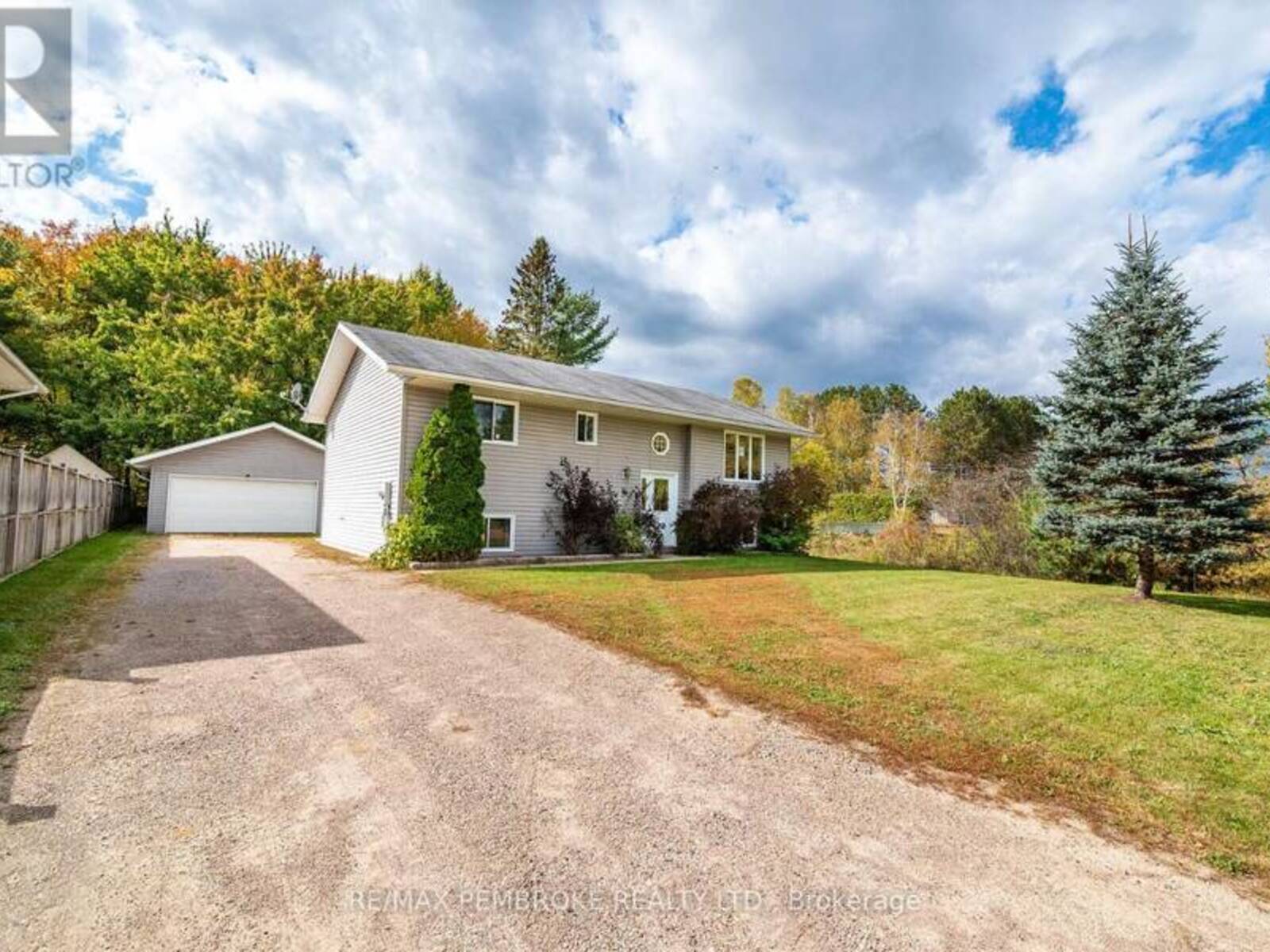 18 JOSEPH STREET, Laurentian Hills, Ontario K0J 1J0