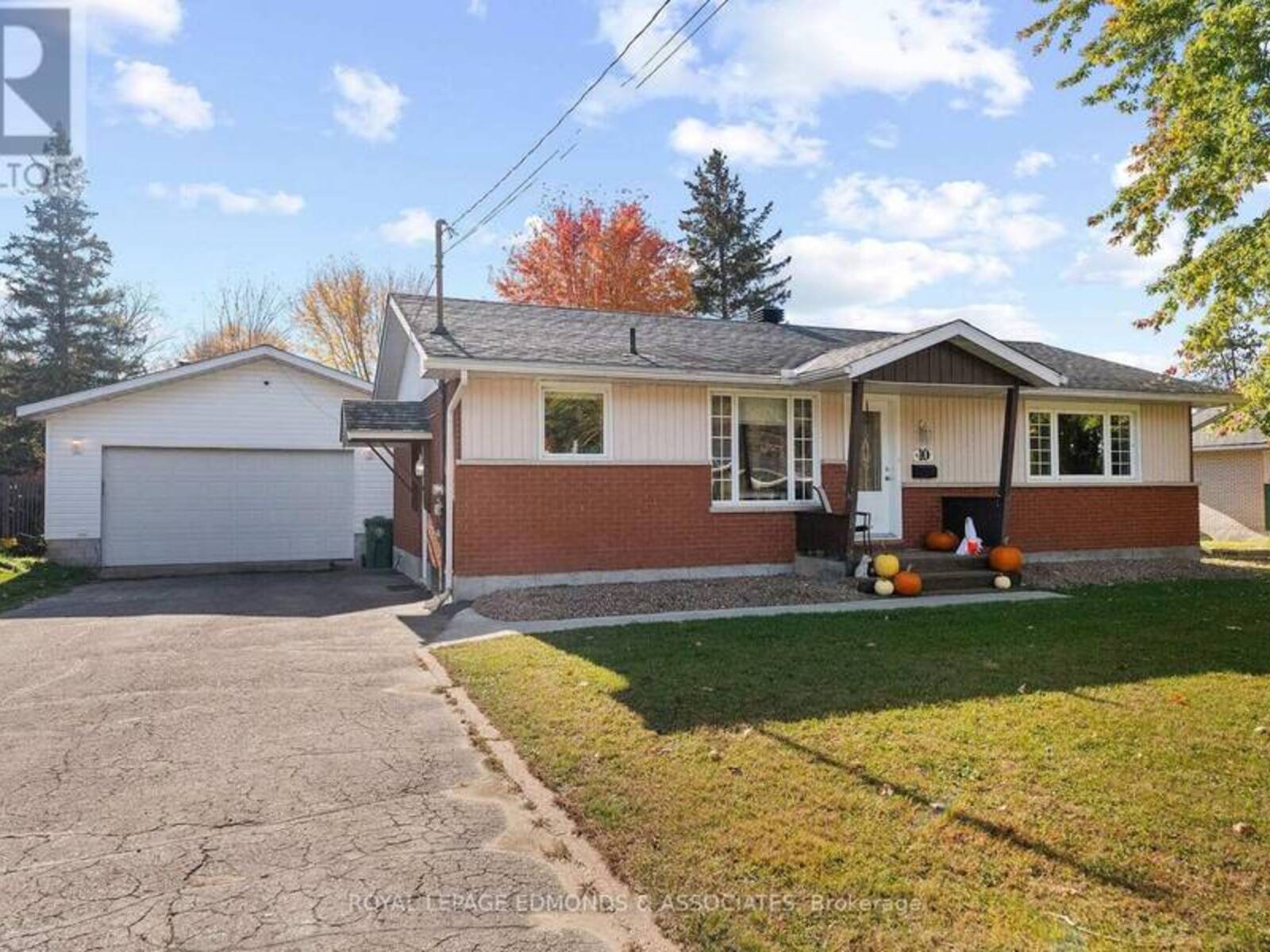 10 SUNSET CRESCENT, Petawawa, Ontario K8H 2L7