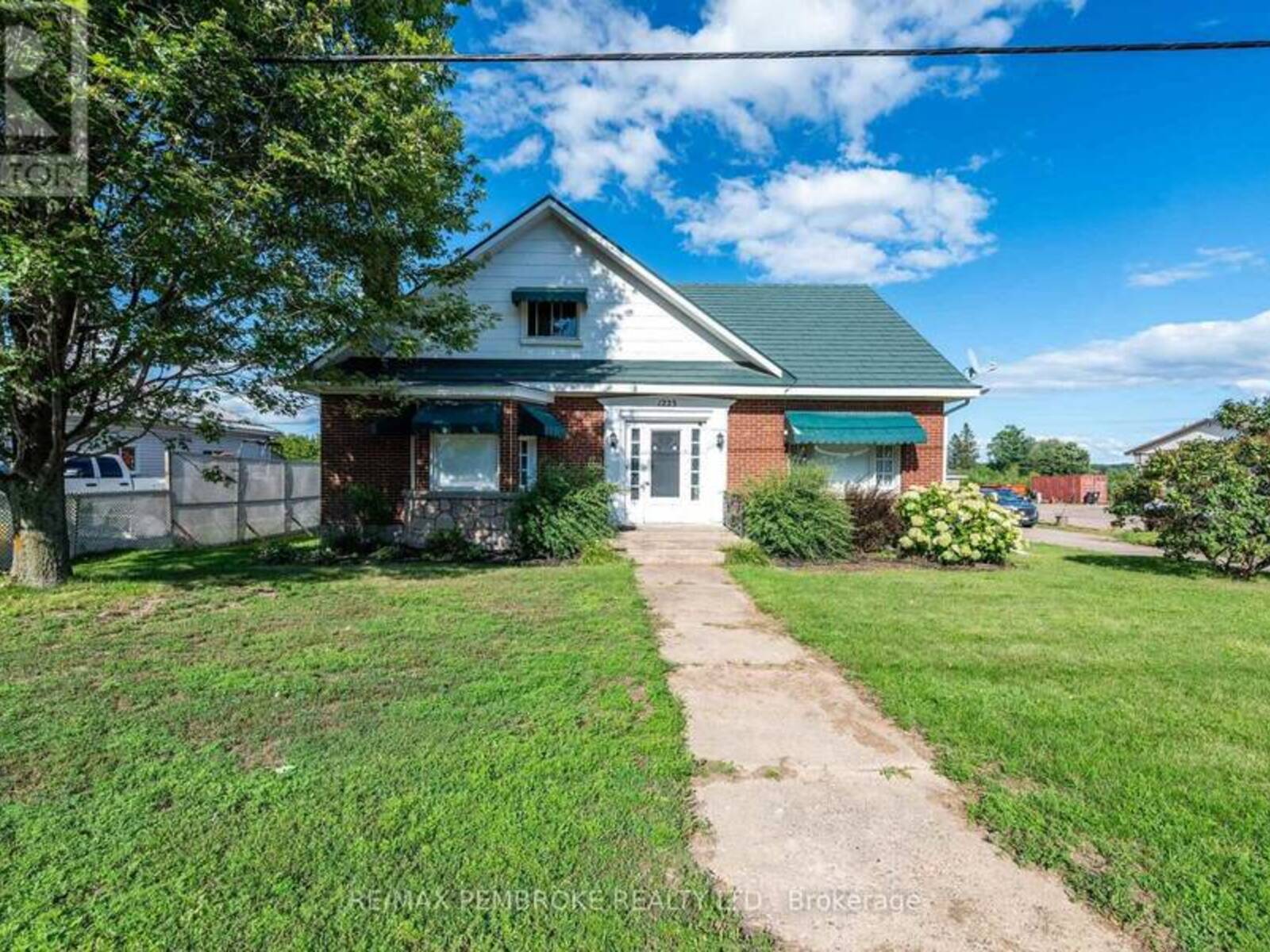 1223 PEMBROKE STREET E, Pembroke, Ontario K8A 7R8