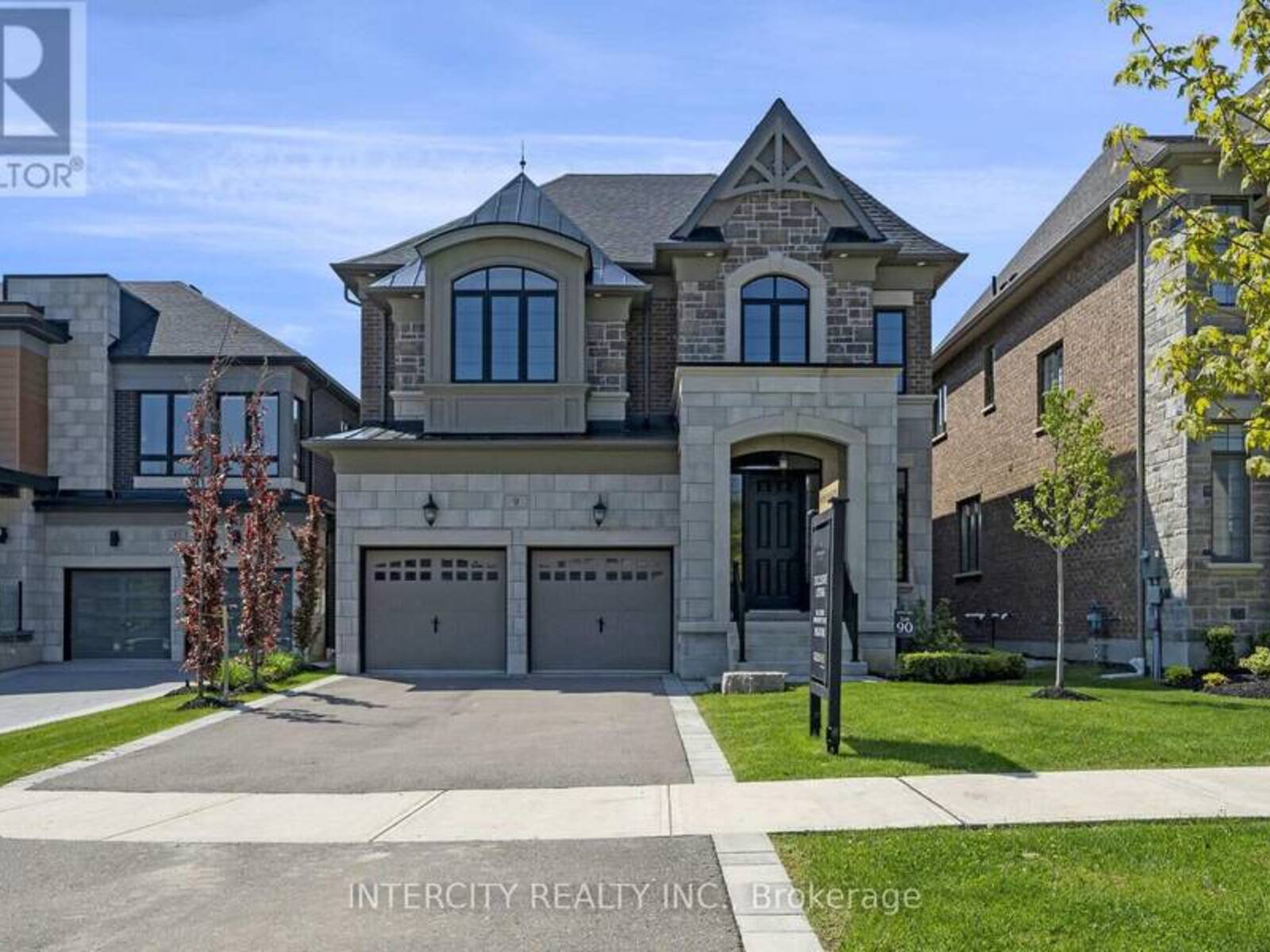 9 SOPHIES COURT, Vaughan, Ontario L4L 1A6