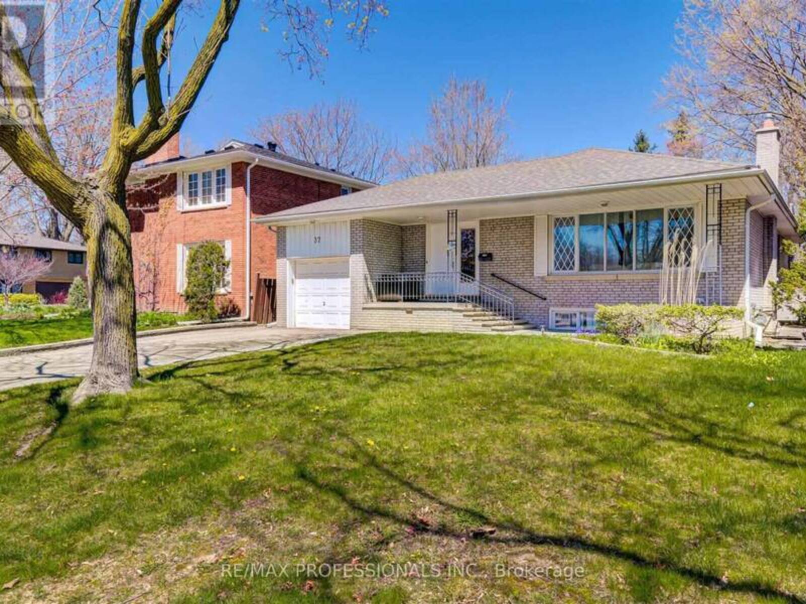 37 MARKLAND DRIVE, Toronto, Ontario M9C 1M9