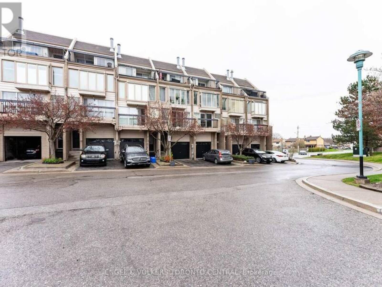 6 CUMBERLAND LANE, Ajax, Ontario L1S 7K4