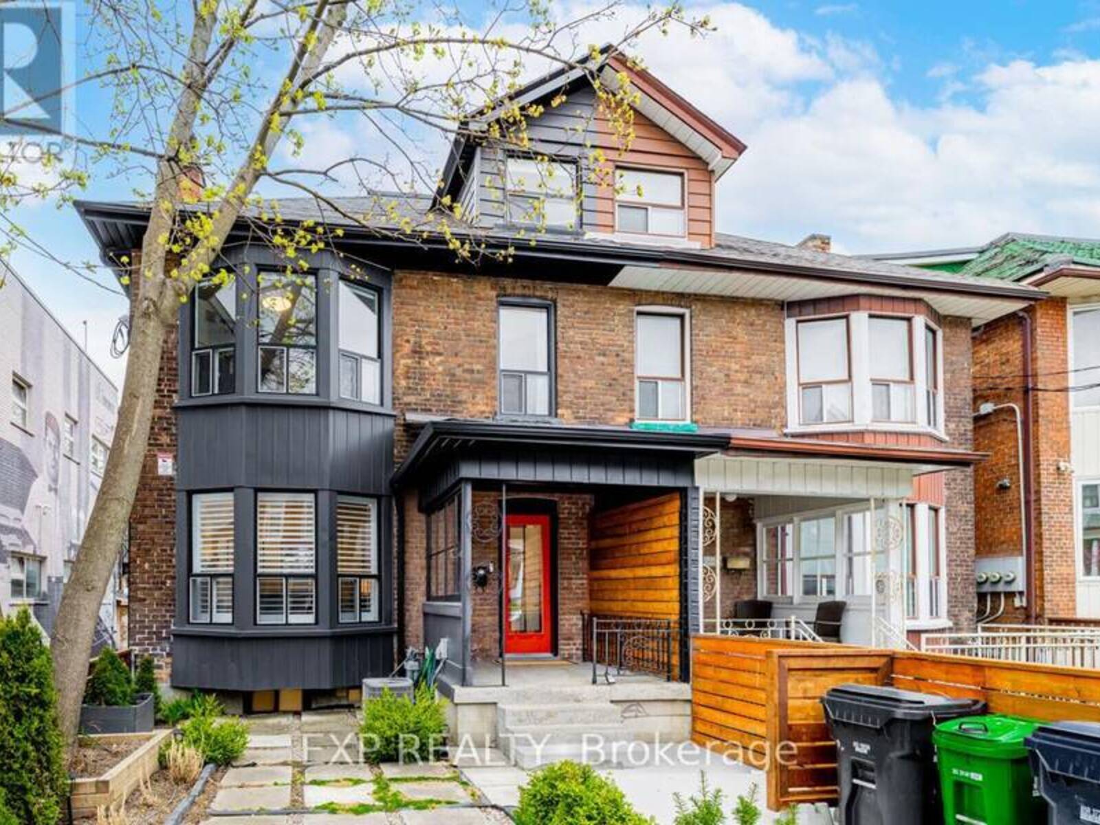 204 MONTROSE AVENUE, Toronto, Ontario M6G 3G7