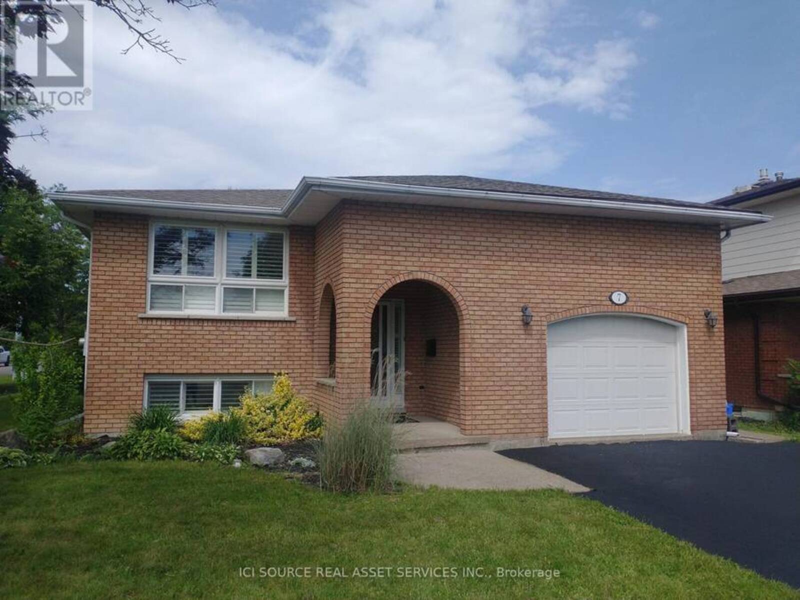 7 CANORA COURT, Welland, Ontario L3C 6H7