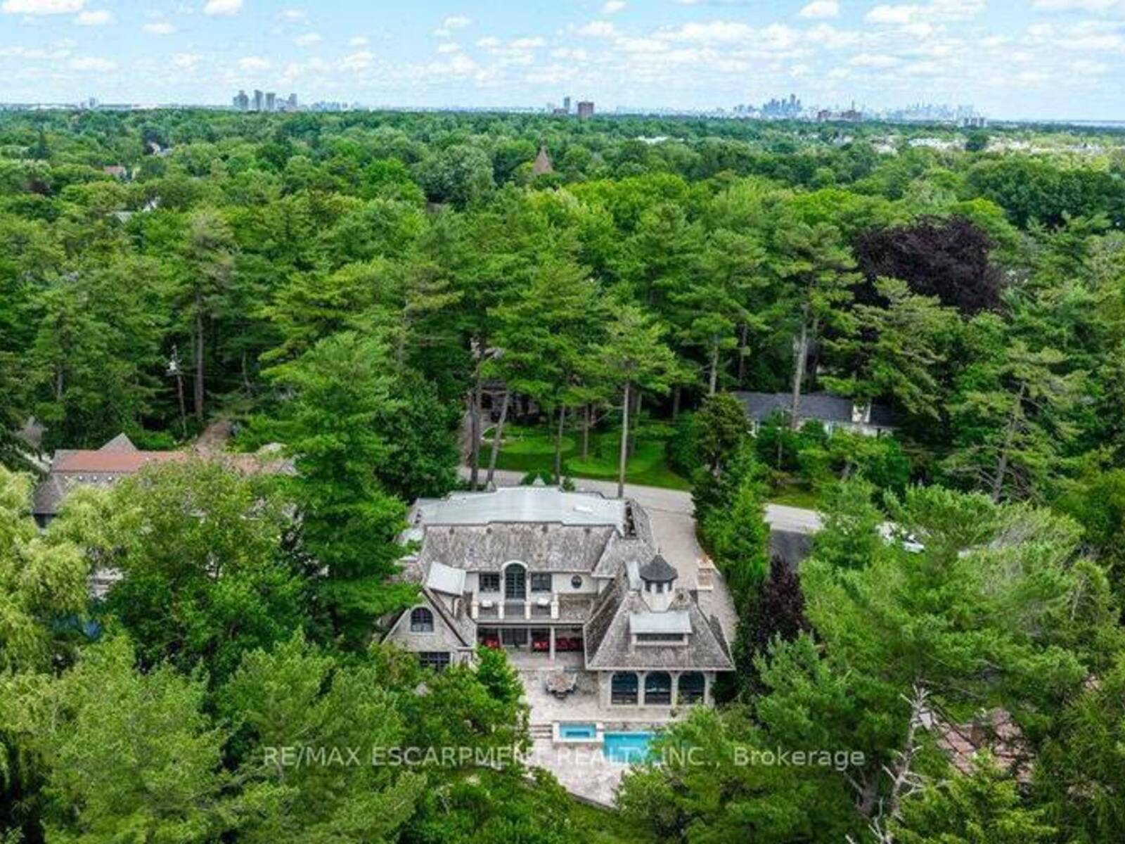 1476 CARMEN DRIVE, Mississauga, Ontario L5G 3Z1