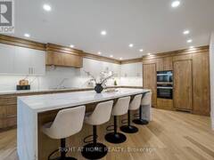 107 - 18 LOWER VILLAGE GATE Toronto Ontario, M5P 3M1