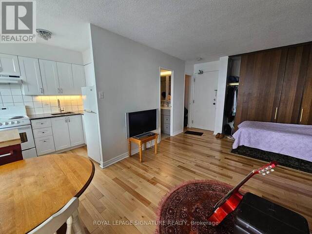 805 - 720 SPADINA AVENUE Toronto Ontario, M5S 2T9