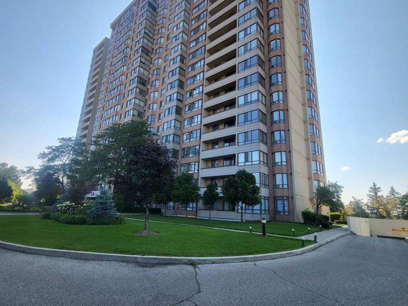 1703 - 100 COUNTY COURT BOULEVARD, Brampton, Ontario L6W 3X1