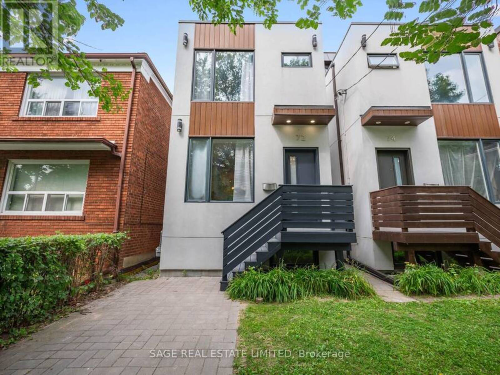 72 CURZON STREET, Toronto, Ontario M4M 3B4