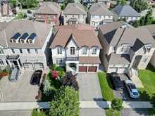 15 DAY LILY CRESCENT | Richmond Hill Ontario | Slide Image Six