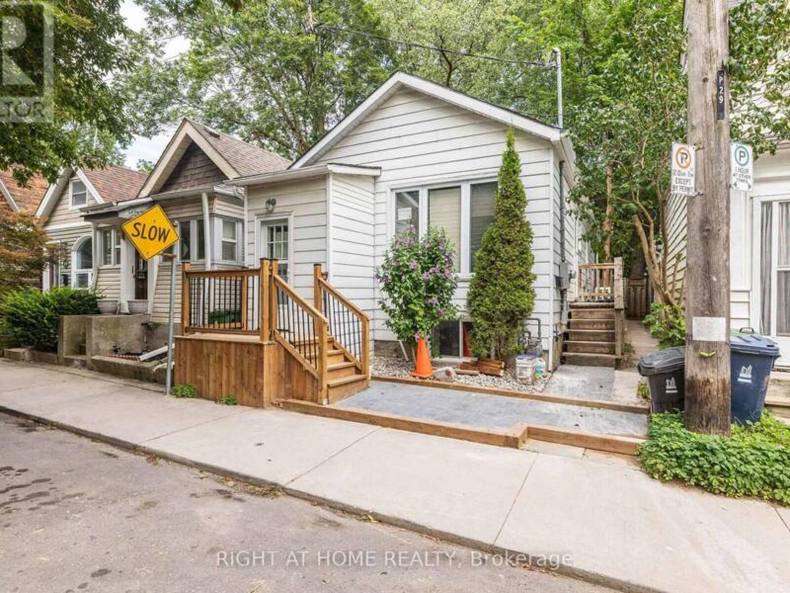 229 CRAVEN ROAD, Toronto, Ontario M4L 2Z5