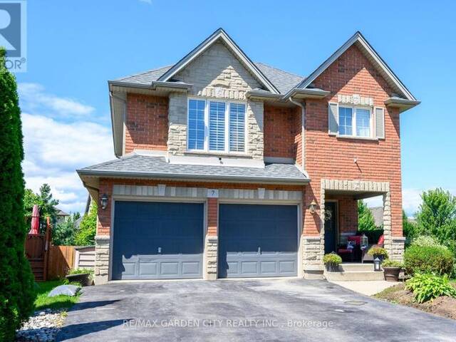 7 PEMBROKE CIRCLE Grimsby Ontario, L3M 5N5