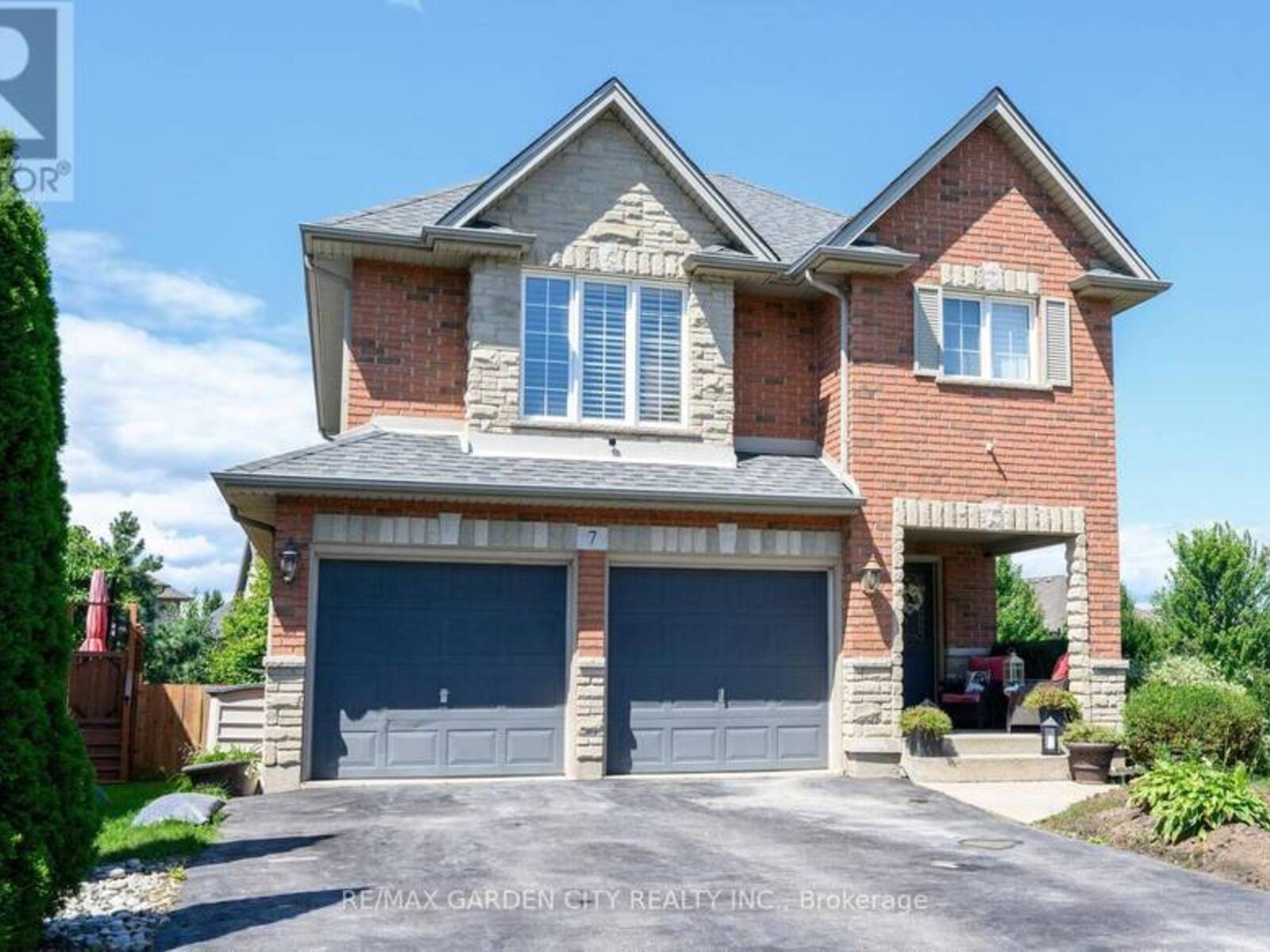 7 PEMBROKE CIRCLE, Grimsby, Ontario L3M 5N5