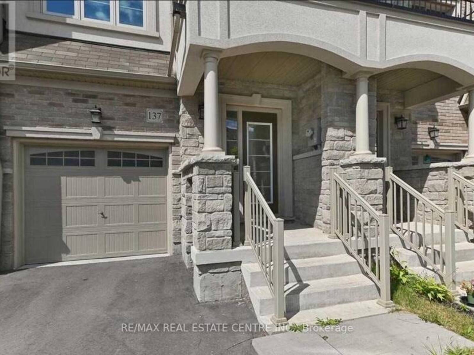 137 BORERS CREEK CRESCENT, Hamilton, Ontario L8B 1W3