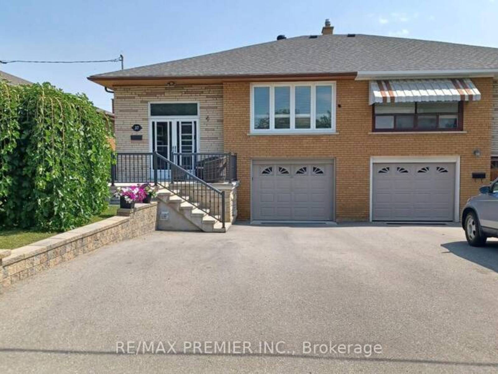 37 CHARRINGTON CRESCENT, Toronto, Ontario M3L 2C3