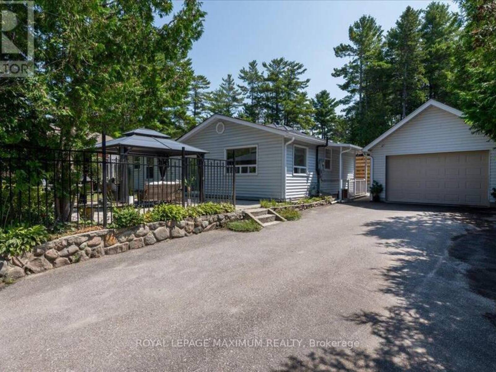 749 RIVER ROAD E, Wasaga Beach, Ontario L9Z 2M4