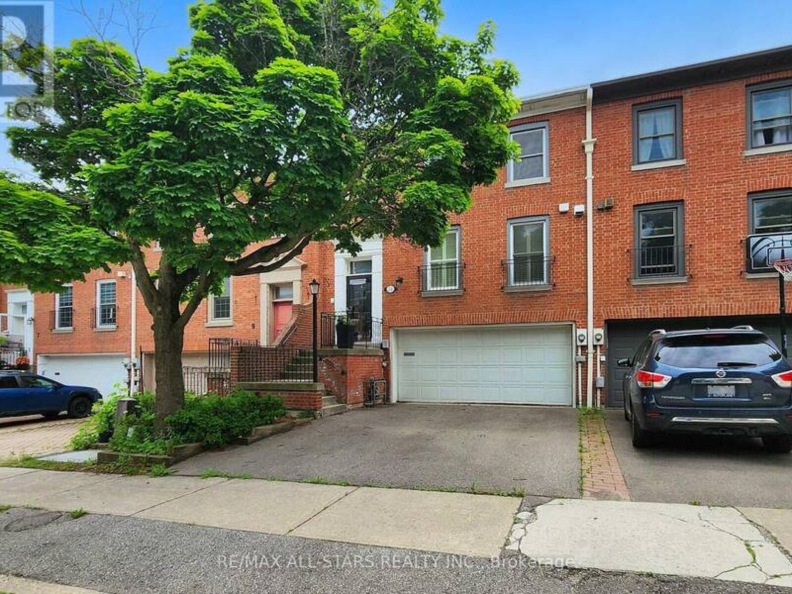 11 MALLINGHAM COURT, Toronto, Ontario M2N 6G3