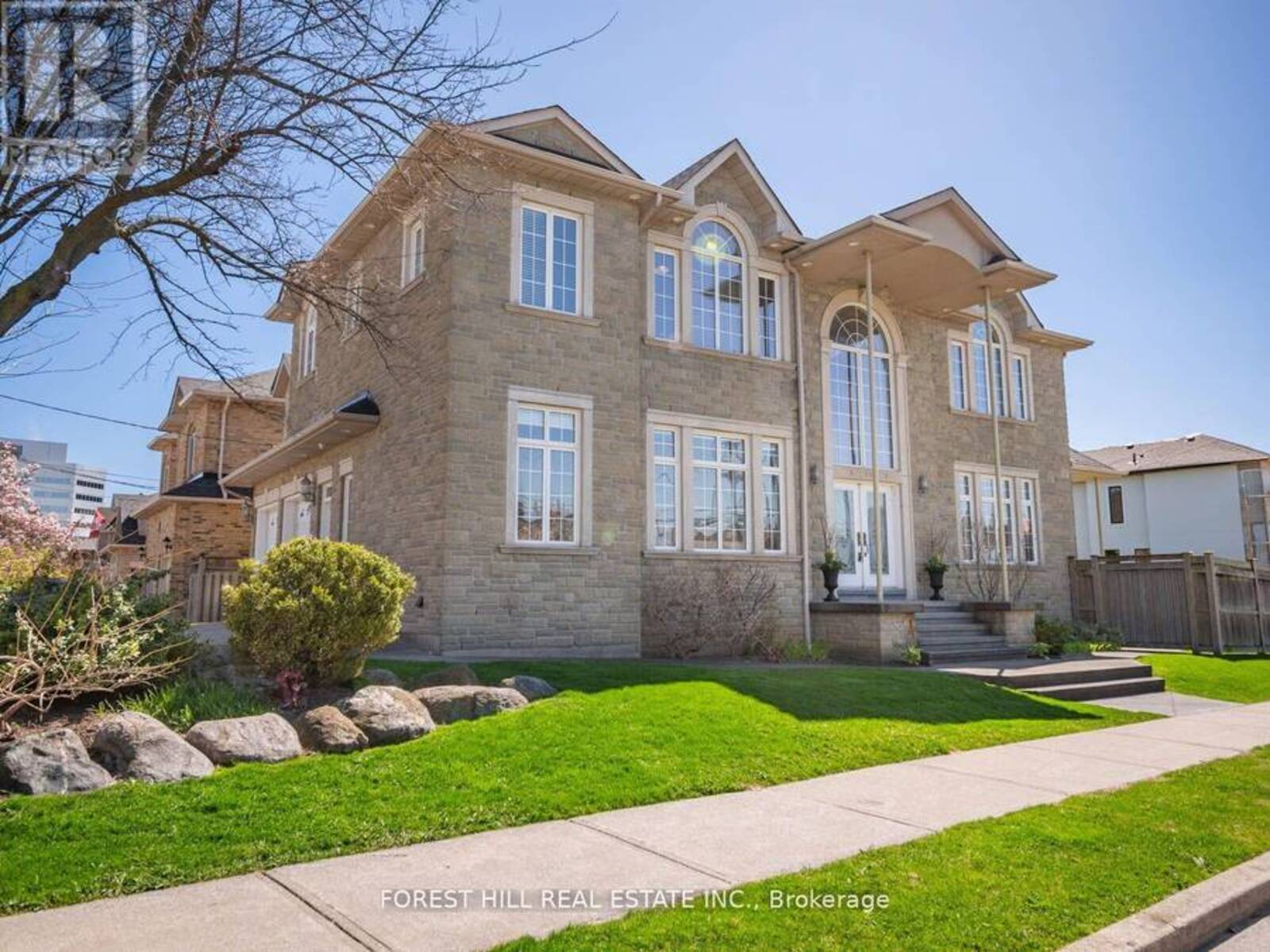 18 HIGHLAND HILL, Toronto, Ontario M6A 2P8