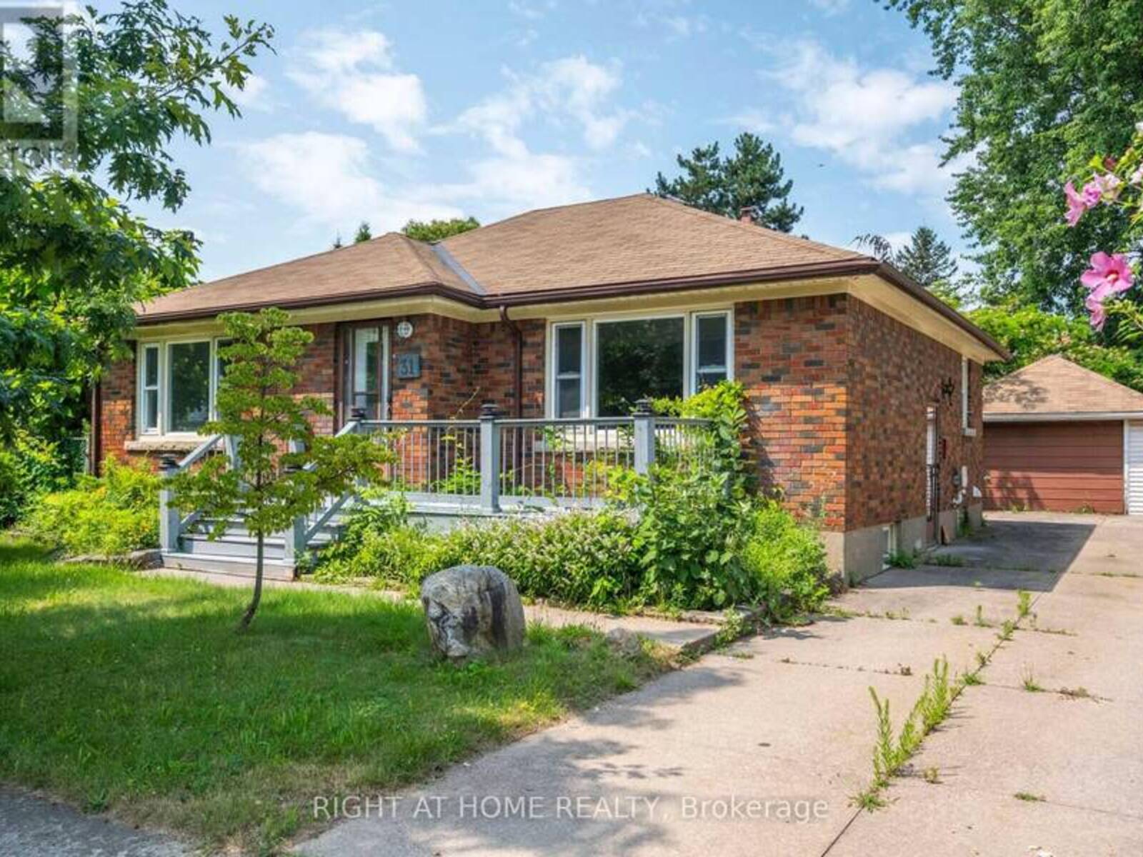 31 DUNBLANE AVENUE, St. Catharines, Ontario L2M 3Z8