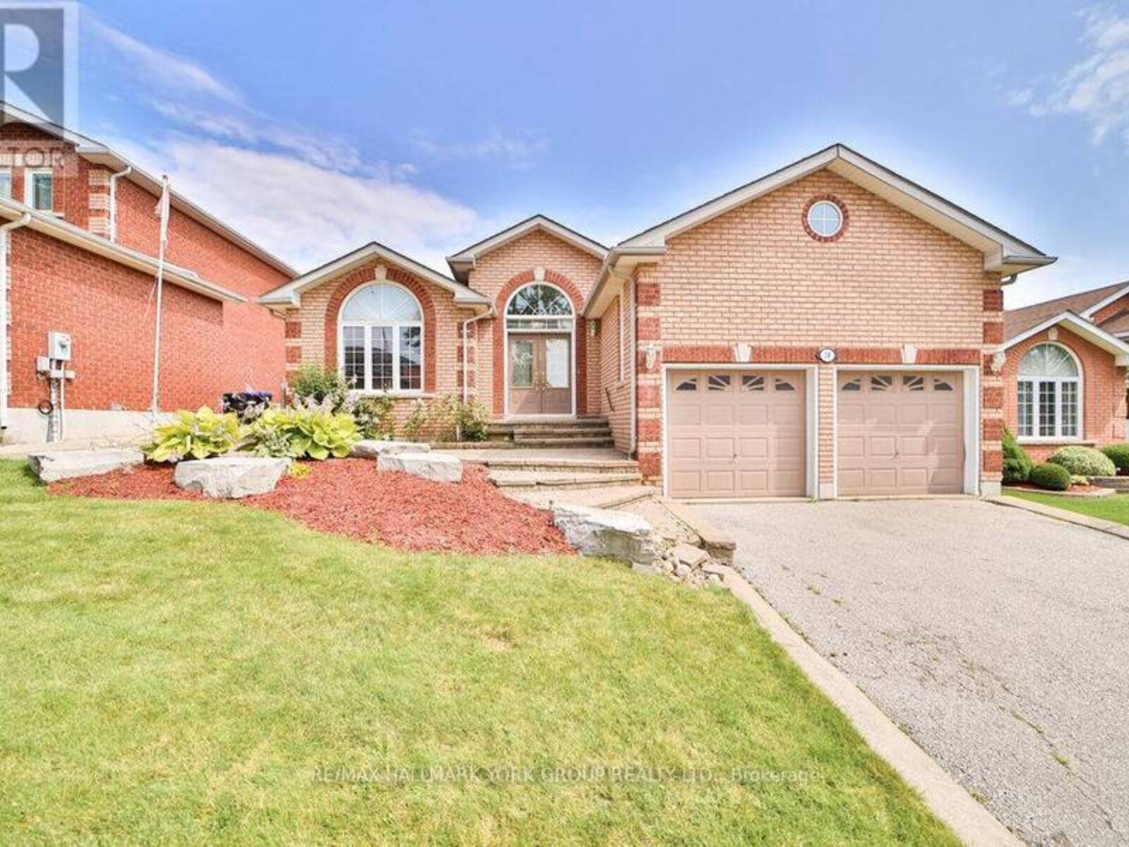 16 NOBLE DRIVE, Bradford West Gwillimbury, Ontario L3Z 3A9