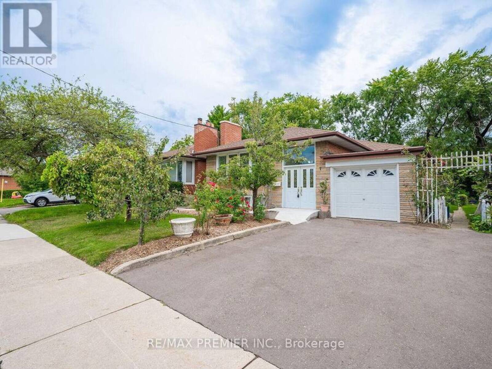 7 TRANQUIL DRIVE, Toronto, Ontario M9C 2S4