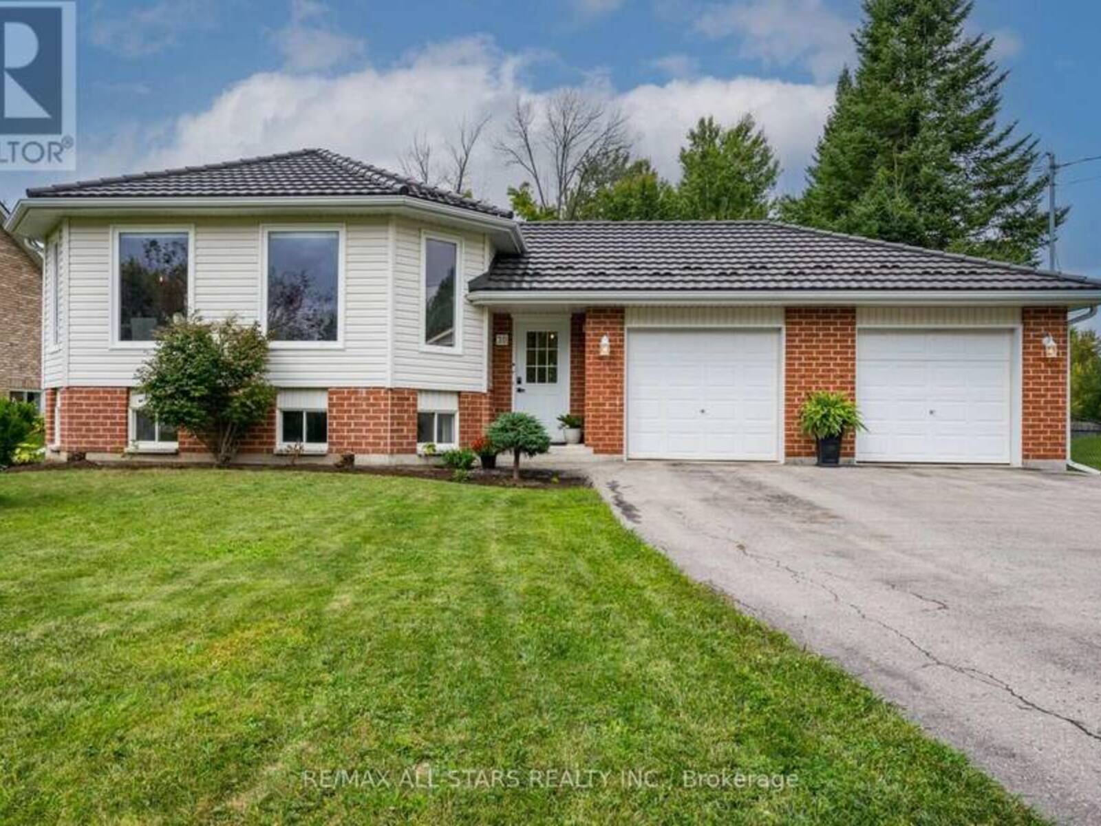 30 HEATHBANK AVENUE, Georgina, Ontario L0E 1N0