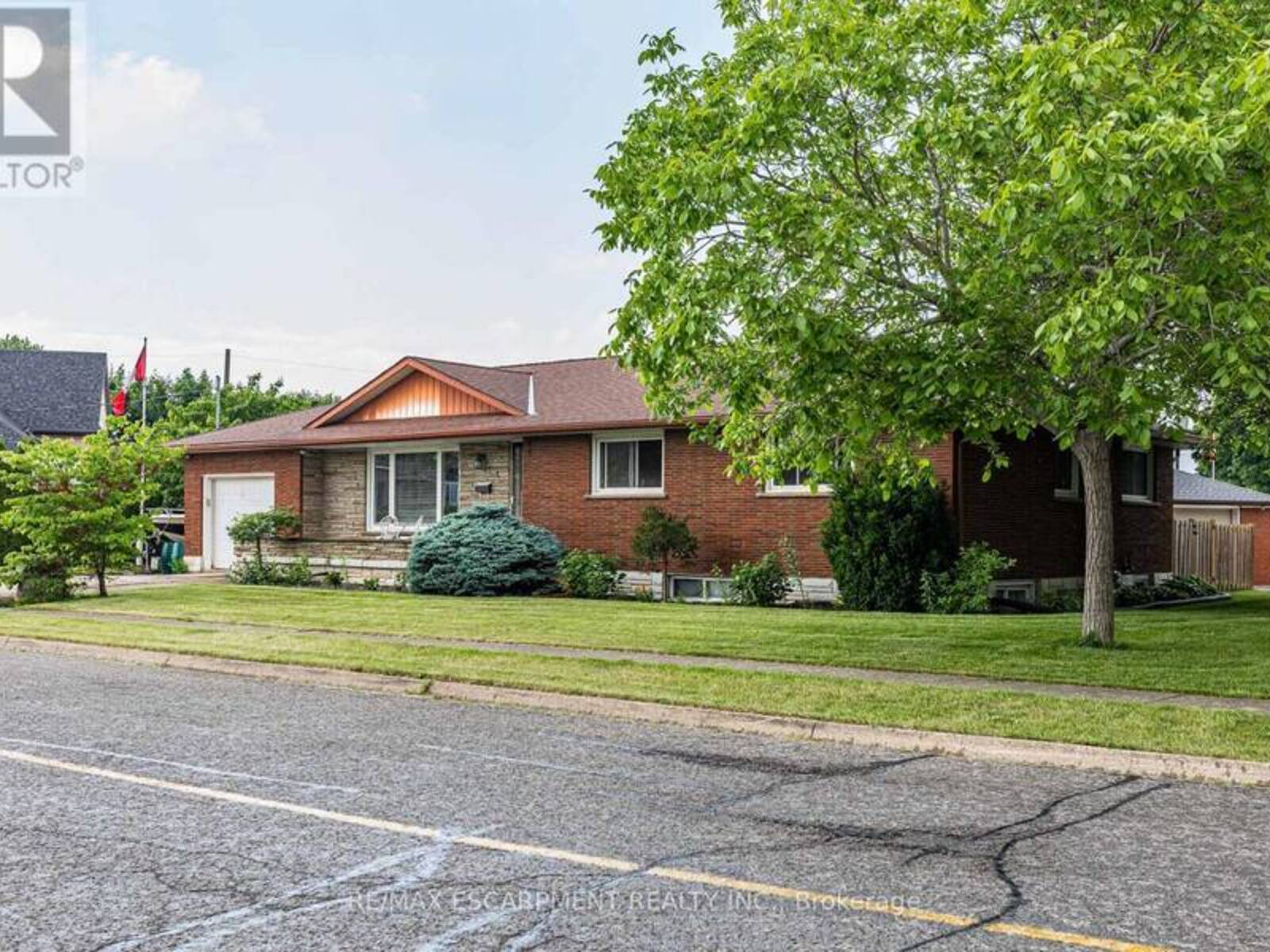 11 RIDGE POINT DRIVE, St. Catharines, Ontario L2T 2S8