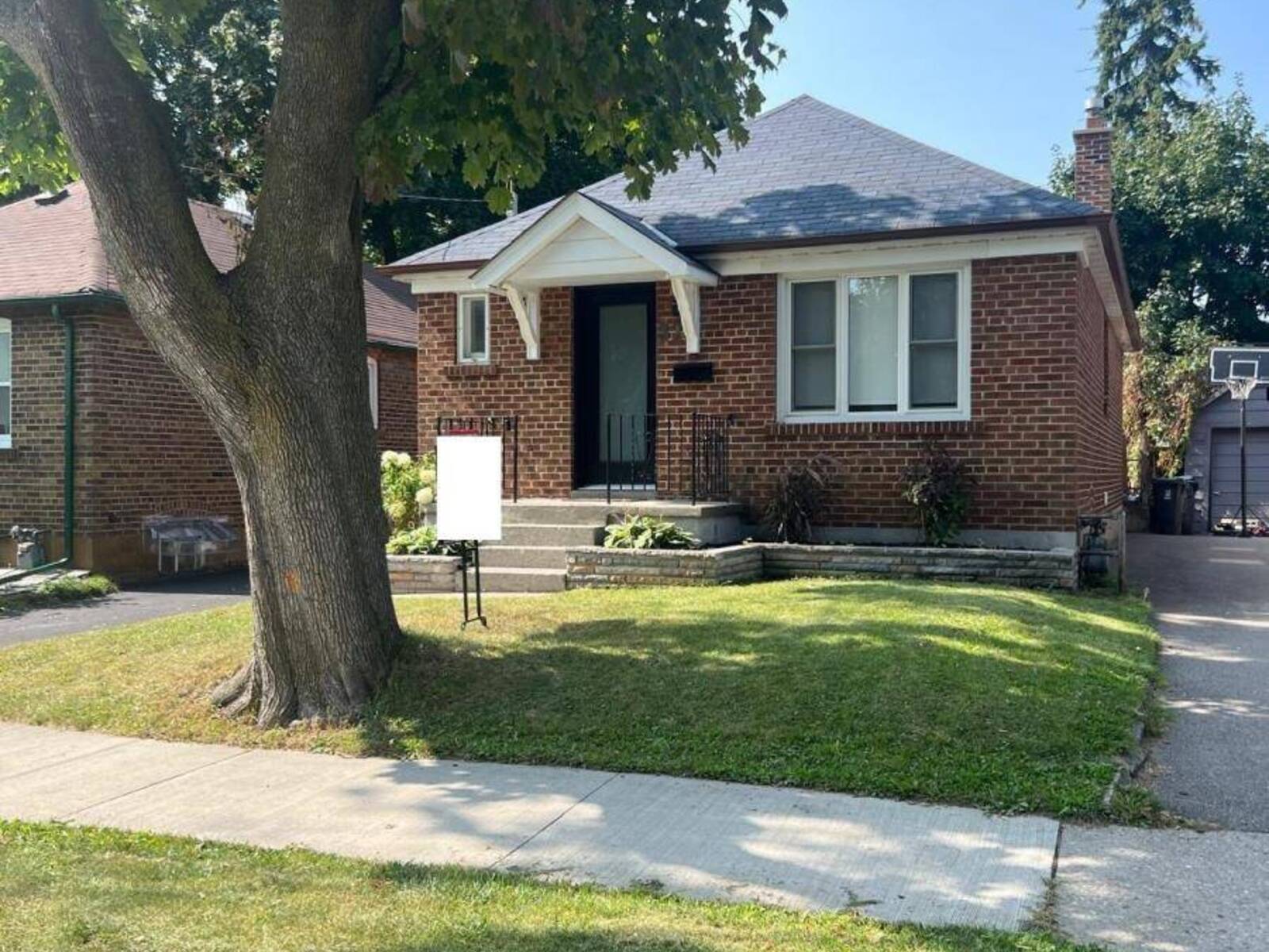 32 ROTHSAY AVENUE, Toronto, Ontario M8Z 4M3