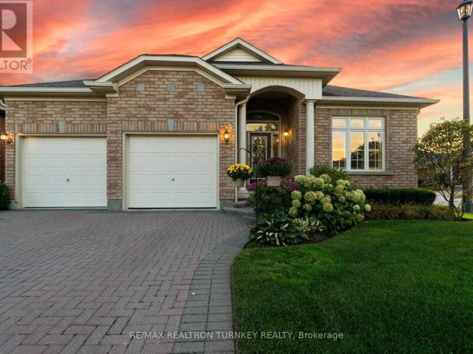 2 SUGGS LANE, Whitchurch-Stouffville, Ontario L4A 0K6