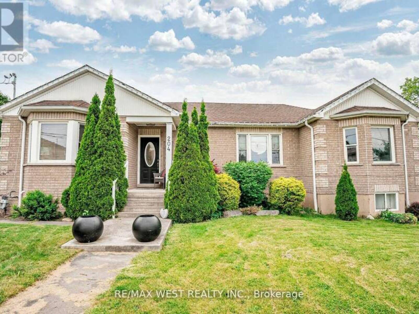 204 SIMCOE ROAD, Bradford West Gwillimbury, Ontario L3Z 1Y9