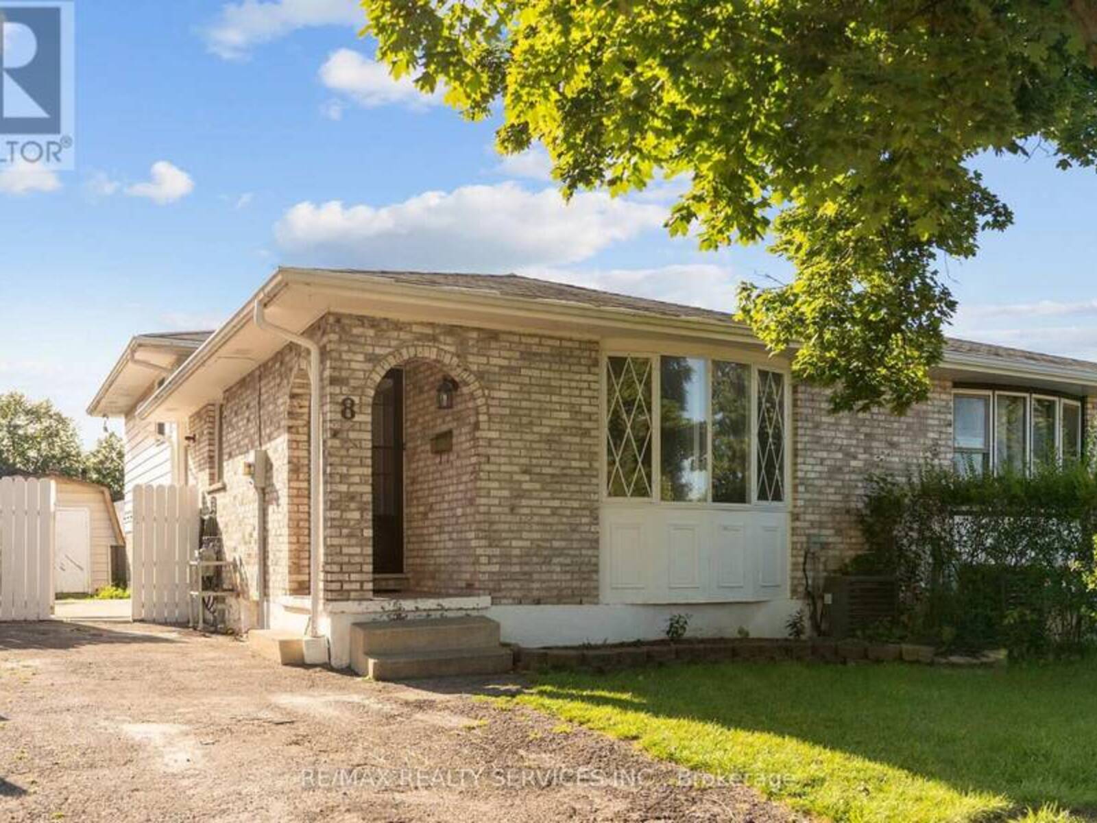 8 CANTERBURY DRIVE, St. Catharines, Ontario L2P 3M7