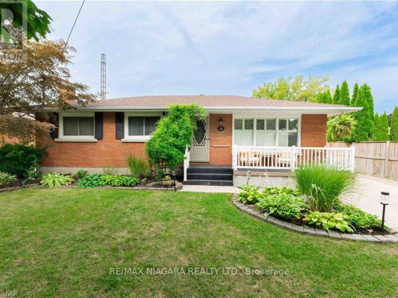 4 JOANNA DRIVE, St. Catharines, Ontario L2N 1V2