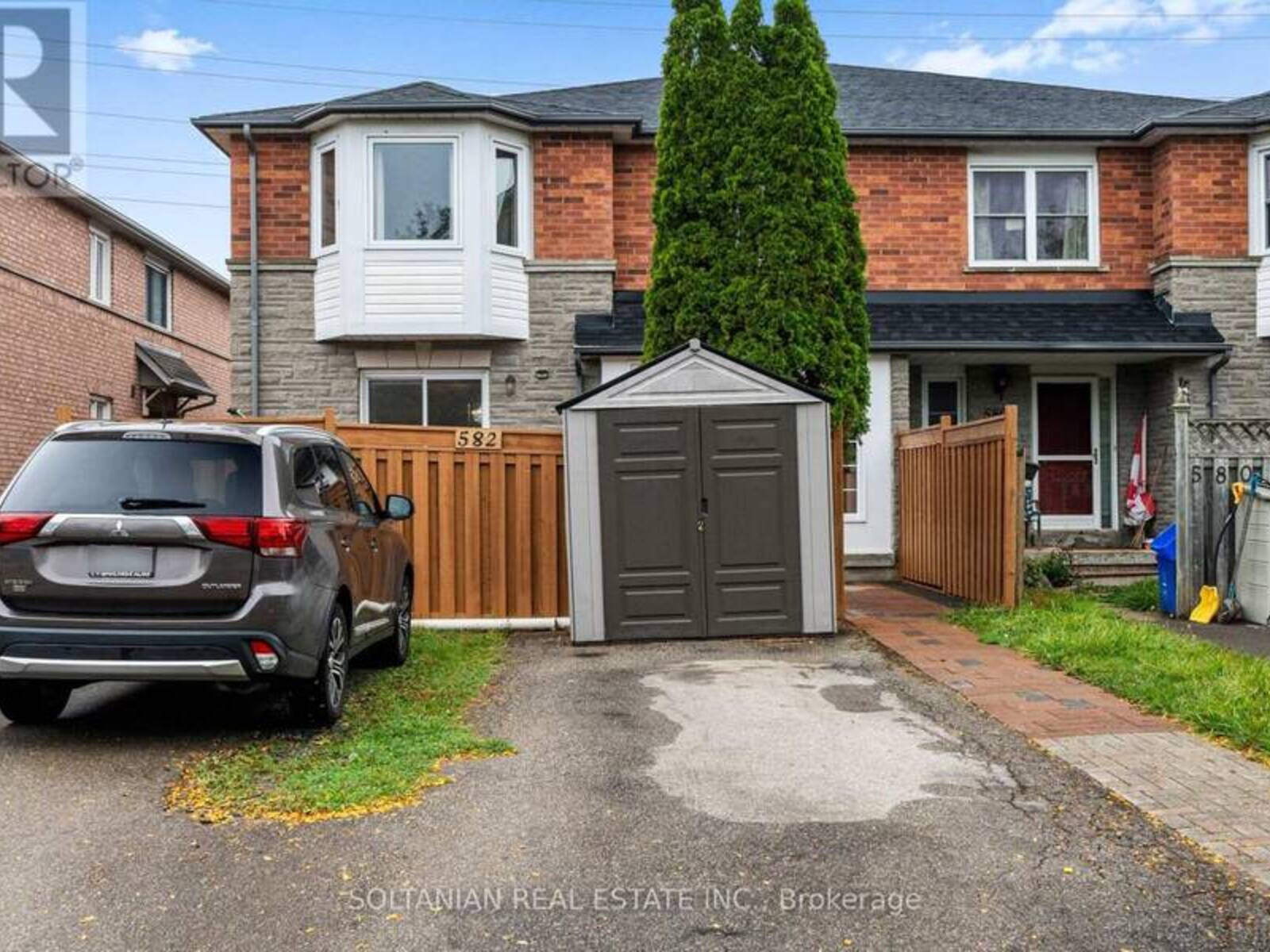 582 PINDER AVENUE, Newmarket, Ontario L3X 2A3