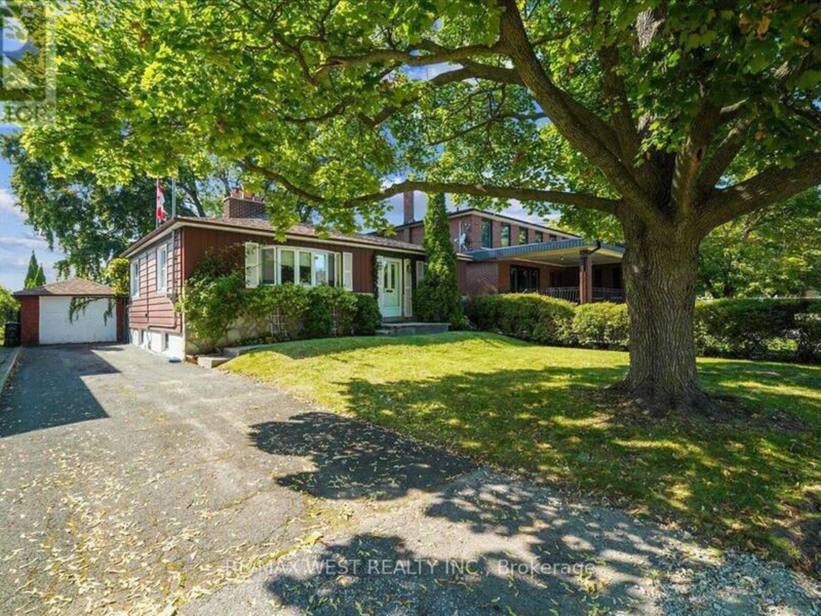 102 CORNELIUS PARKWAY, Toronto, Ontario M6L 2K5