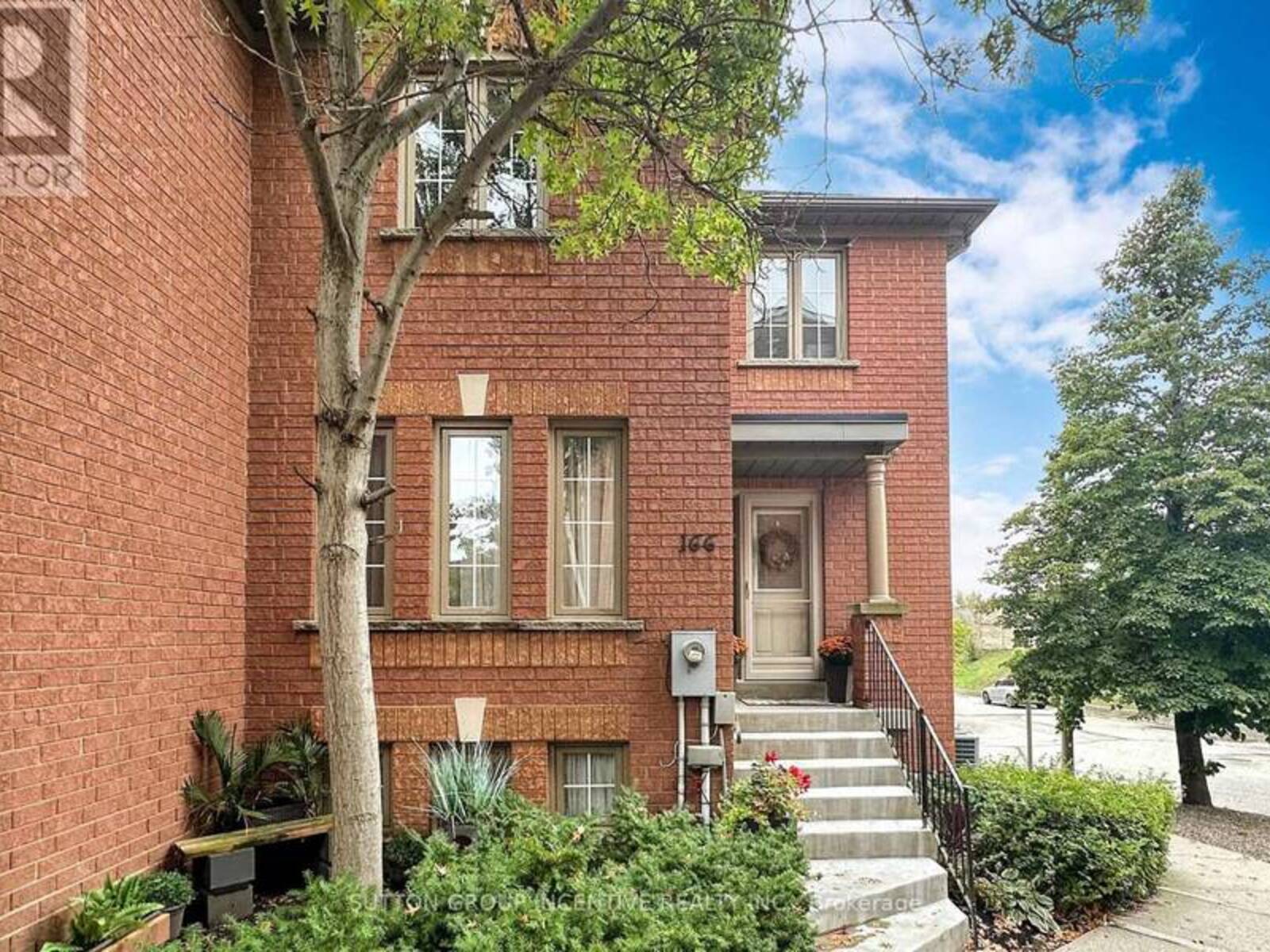 166 RORY ROAD, Toronto, Ontario M6L 3G4