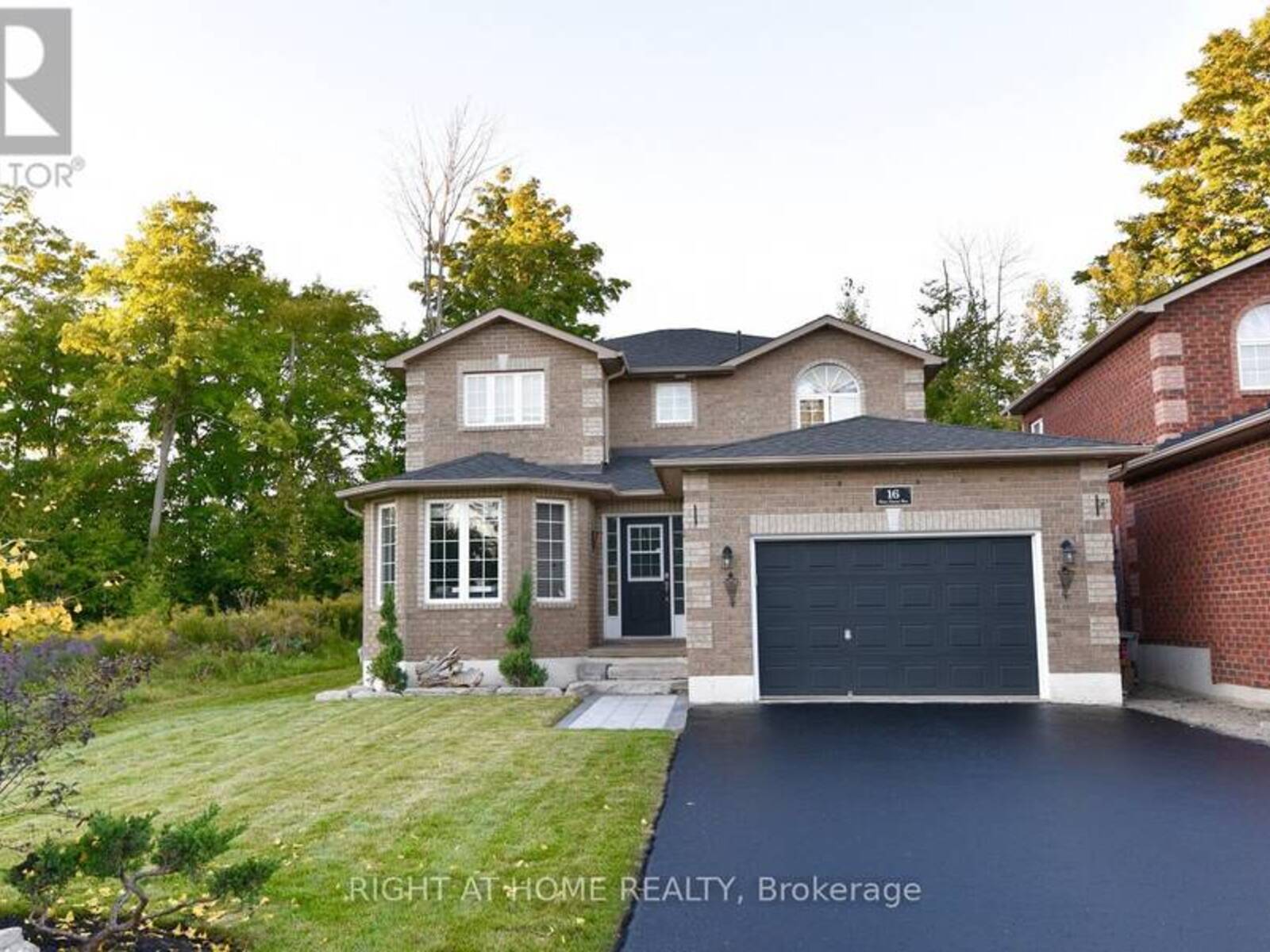 16 PRINCE EDWARD PLACE, Barrie, Ontario L4M 7J5