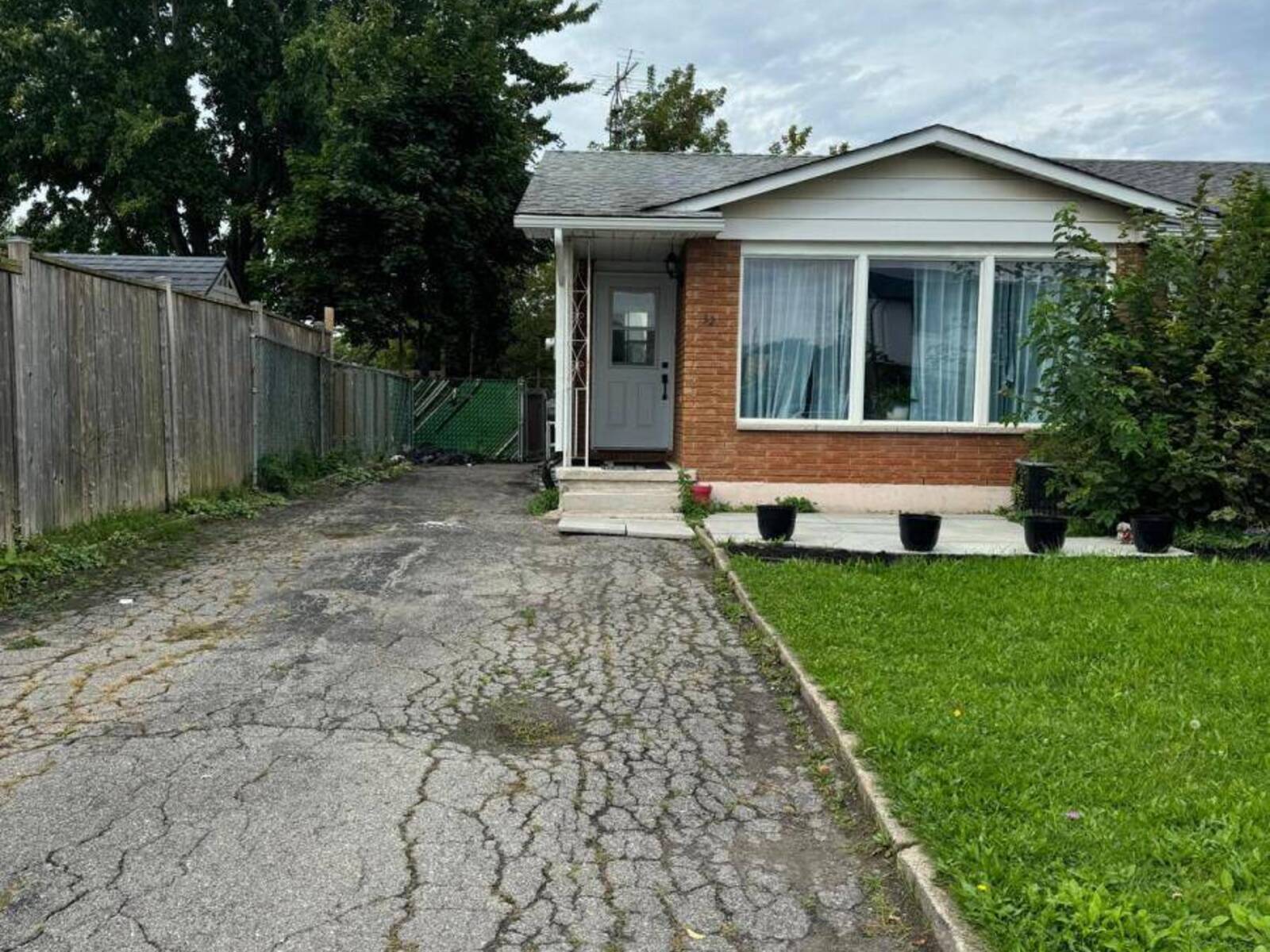 32 CANTERBURY DRIVE, St. Catharines, Ontario L2P 3M7